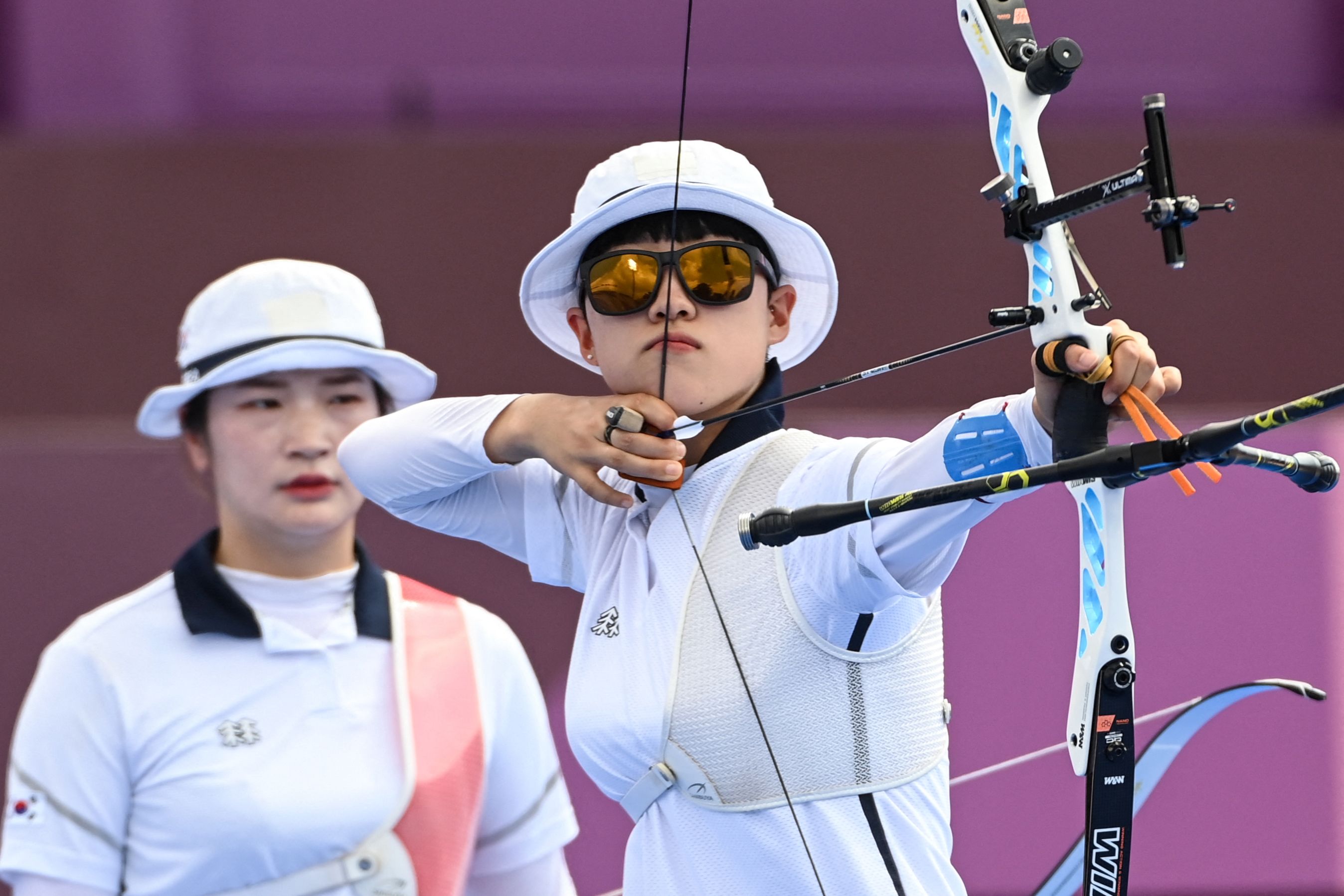 25일 일본 유메노시마 공원 양궁장에서 열린 2020 도쿄올림픽 여자 양궁 단체전 8강 경기에서 안산(우측)선수와 강채영 선수의 모습.