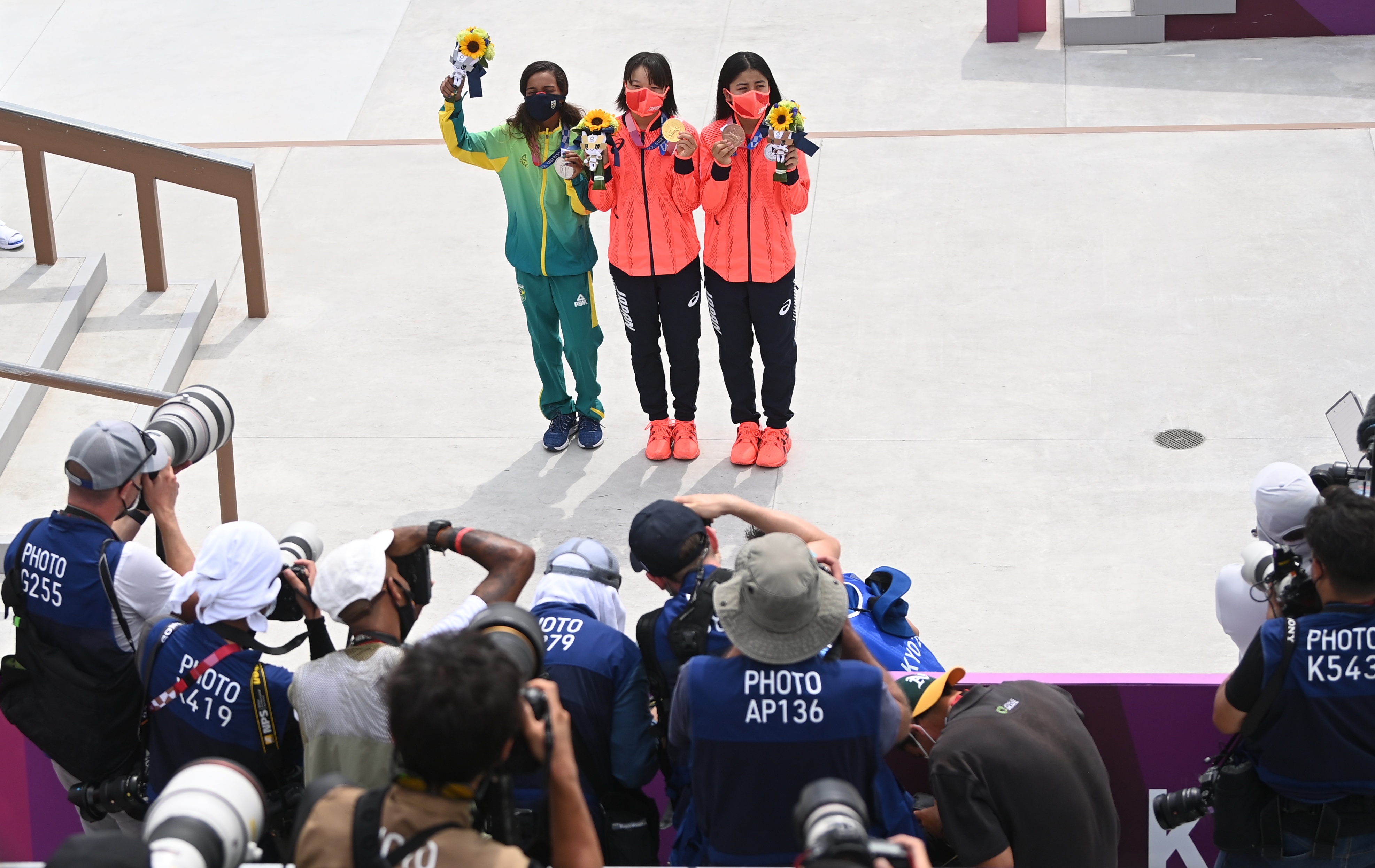 26일 취재진들에 둘러싸인 도쿄올림픽 여자 스케이트보드 메달 수여식.