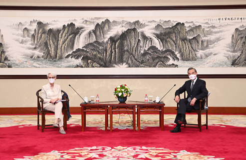 왕이 중국 외교부장(오른쪽)과 웬디 셔먼 미국 국무부 부장관이 중국 톈진에서 7월 26일 회견을 가졌다. (사진=중국 외교부 홈페이지)