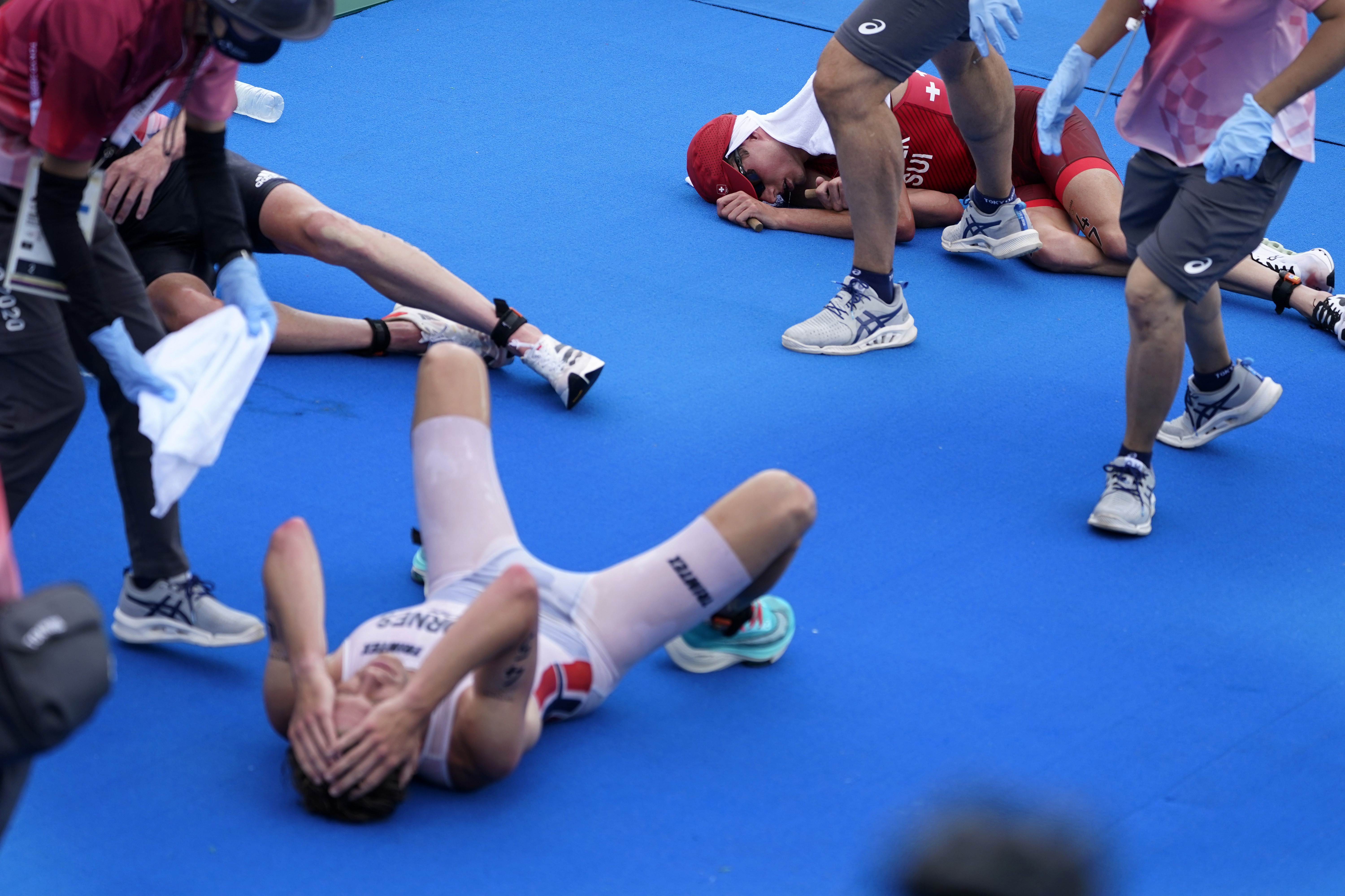 일부 선수들은 결승선 지나자마자 몸을 가누지 못해 머리를 부여 잡은 채 쓰러졌다.