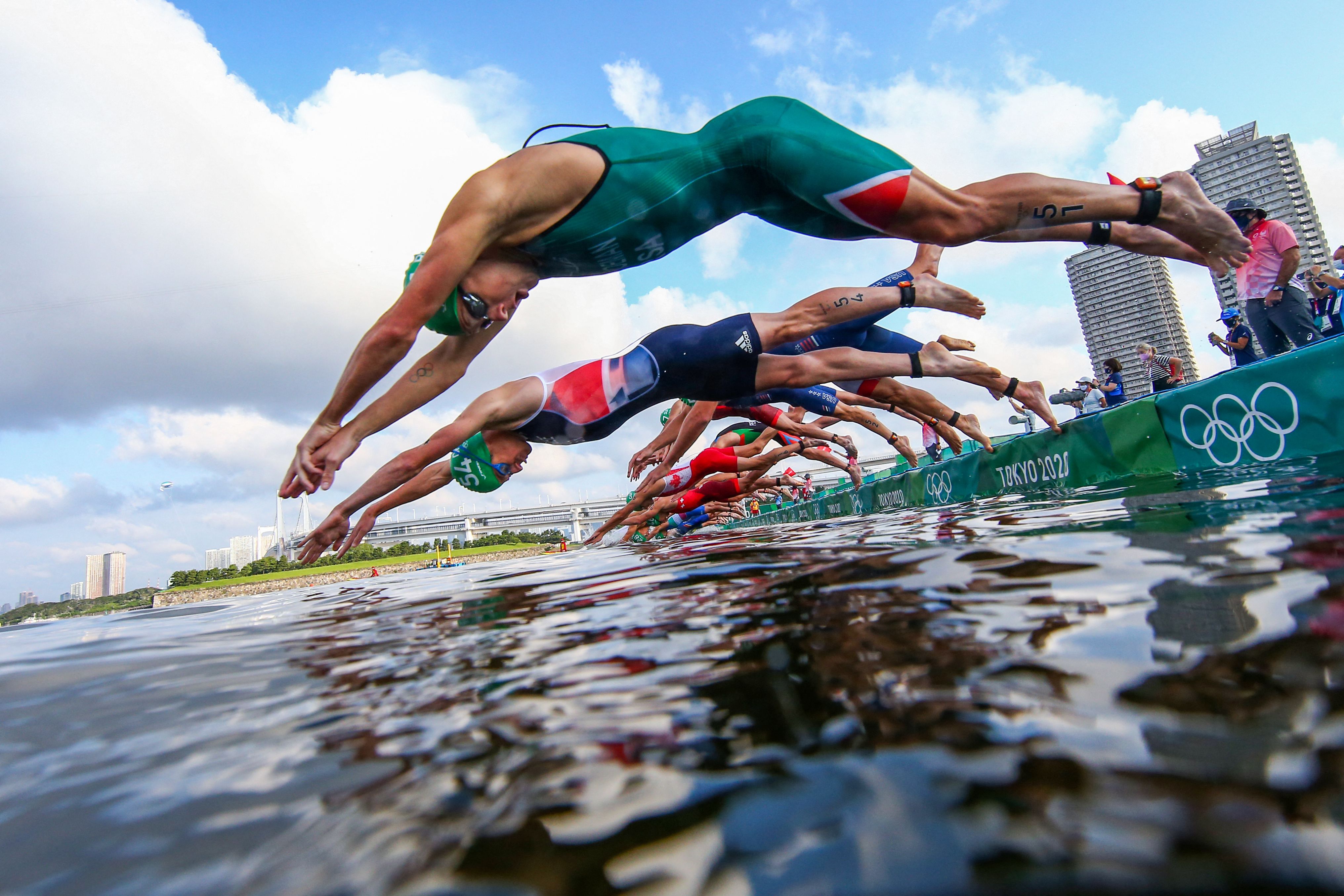 수질 논란이 빚어진 일본 오다이바 해변에서 진행된 트라이애슬론 수영 경기.