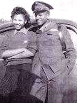 22살 장진호 전투에 참전했던 엘리스 일병(오른쪽)은 뒤늦게 유해가 확인돼 71년만에 고향 노스캐롤라이나로 돌아가 묻혔다.(사진=미 국방부)