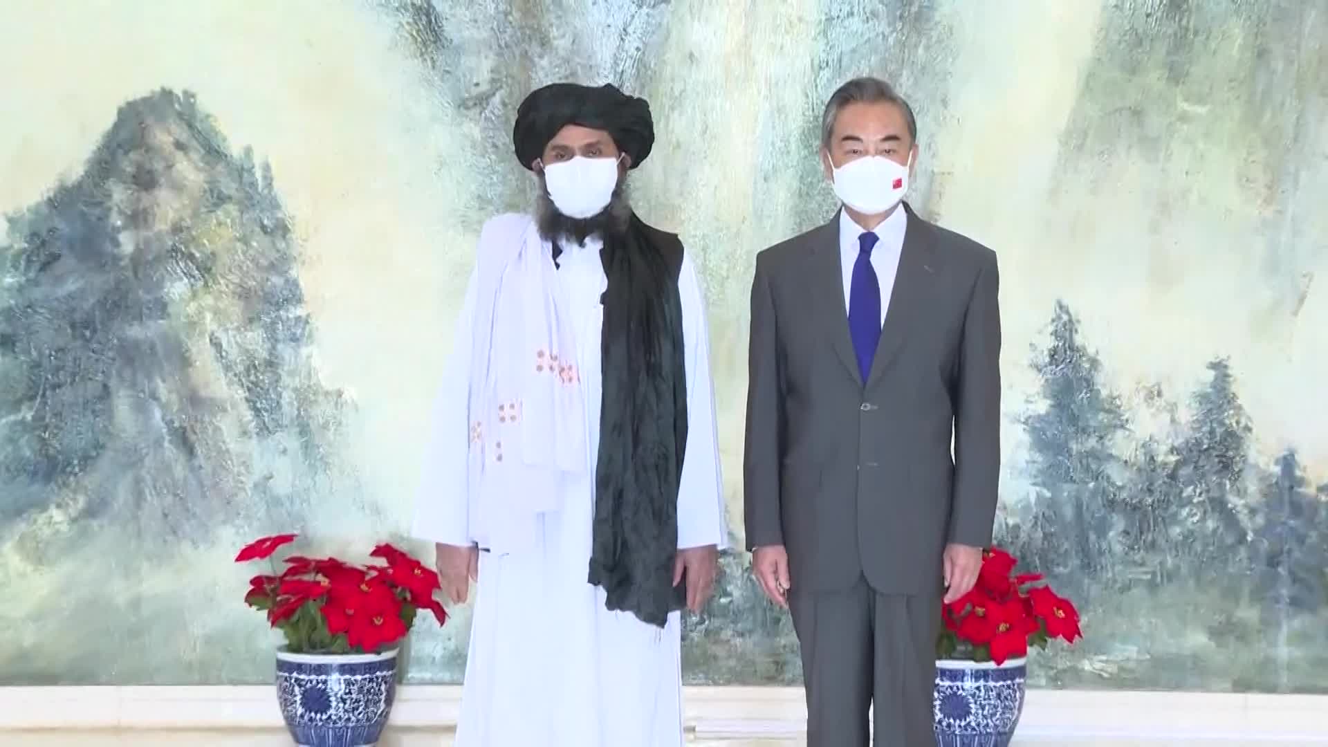 28일(현지 시간) 탈레반 2인자 물라 압둘 가니 바라다르(왼쪽)와 만난 중국 왕이 외교부장 (사진=CCTV)