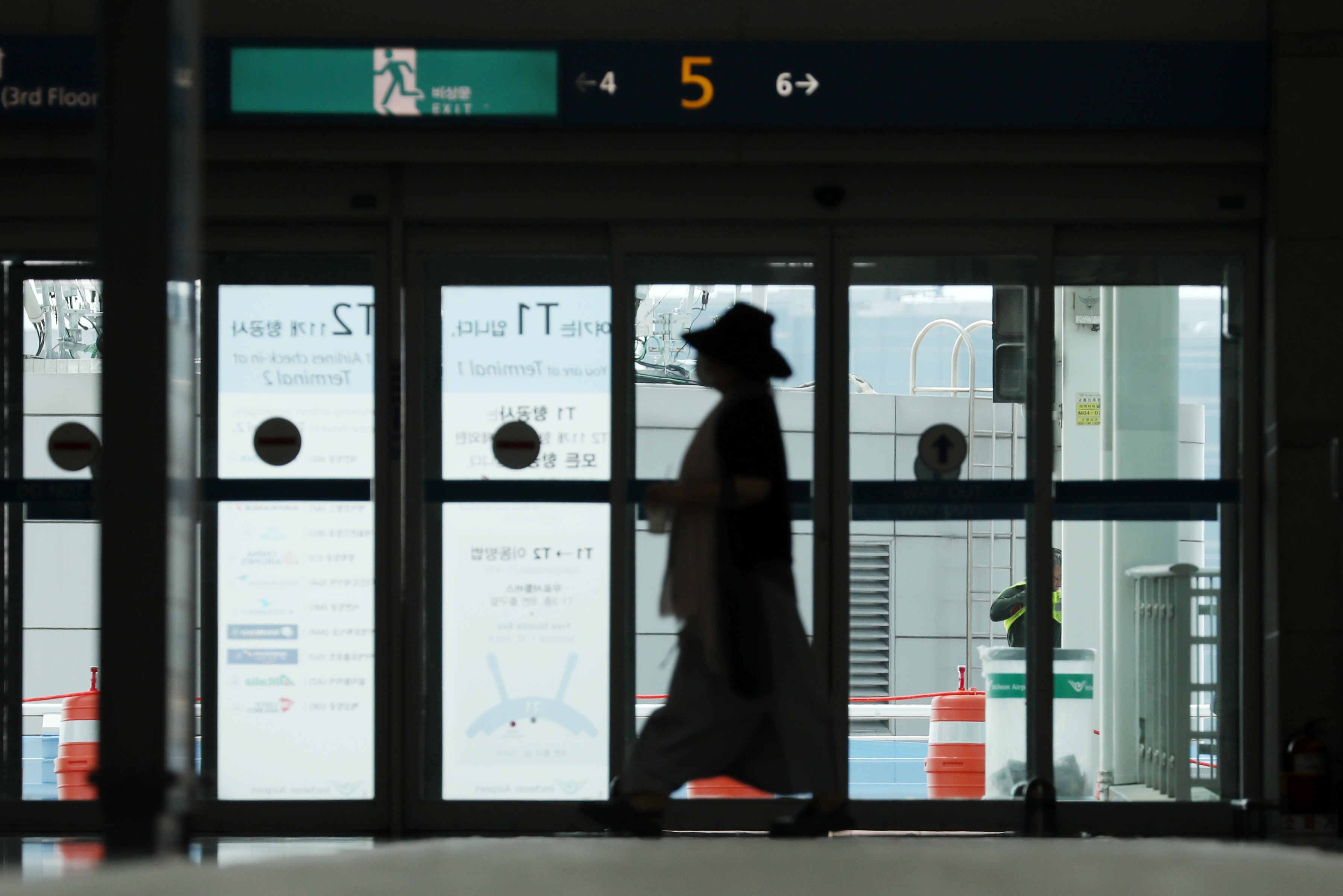코로나19 신규 확진자 수가 2주째 네자릿수를 기록한 20일 오전 인천국제공항 제1터미널을 찾은 이용객이 출국장 게이트 앞을 지나고 있다.