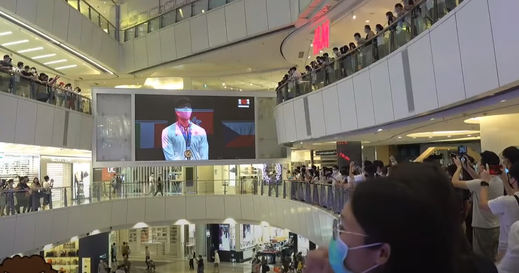 청카룽 선수 시상 장면을 지켜보는 홍콩 시민들. (출처: 유튜브)