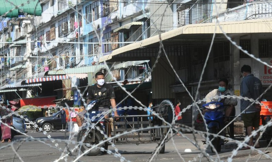 지난해 12월 태국 사뭇사콘의 한 어시장에서 대규모 확진자가 나오자 정부는 마을을 통째로 폐쇄했다. 마을안에는 물론 아직 감염이 안된 수백 명의 주민이 함께 살고 있었다.