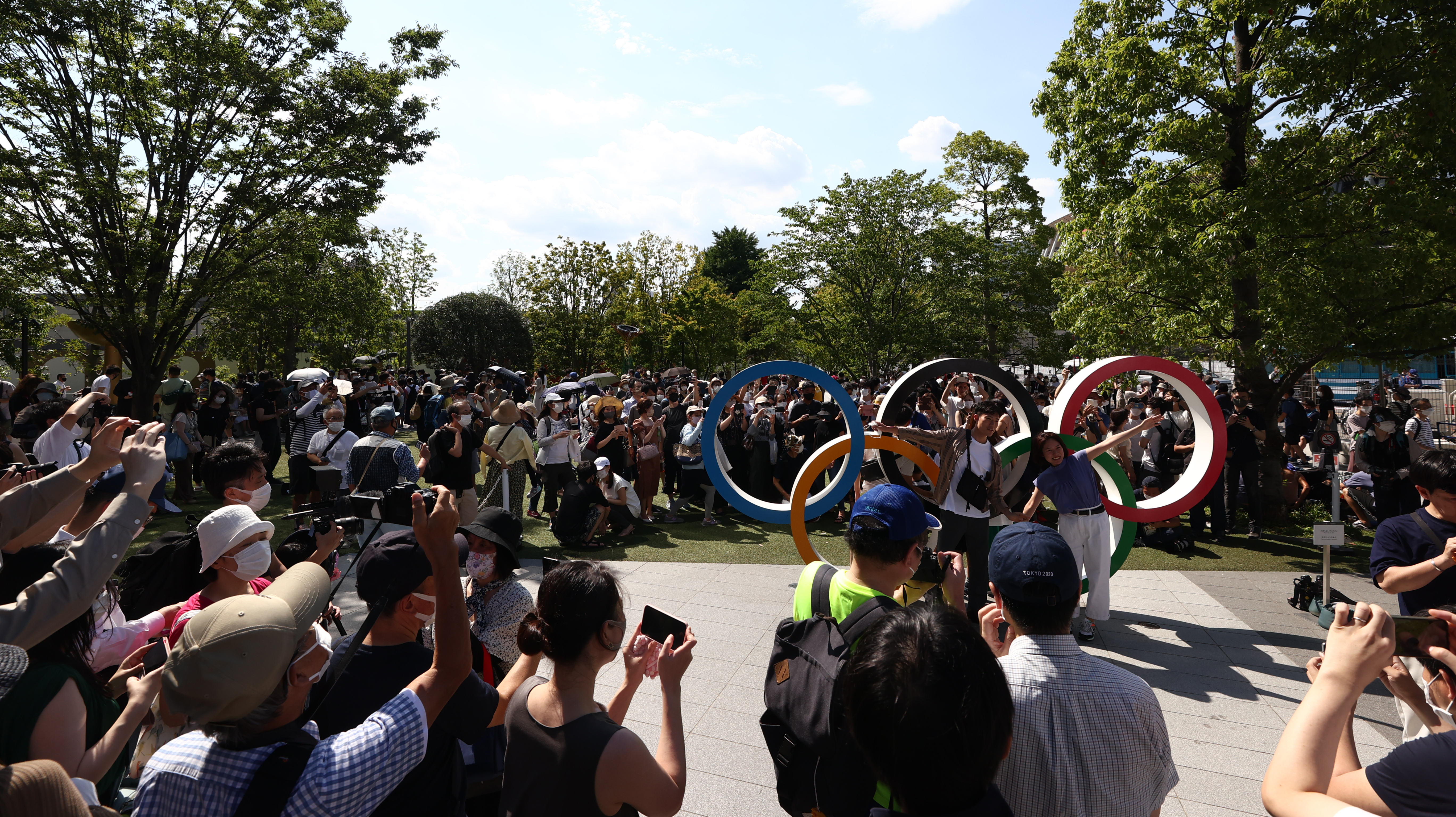 도쿄올림픽 개막일인 7월 23일 일본 도쿄 올림픽스타디움 앞 광장이 인파로 붐비고 있다. 〈도쿄=연합뉴스〉