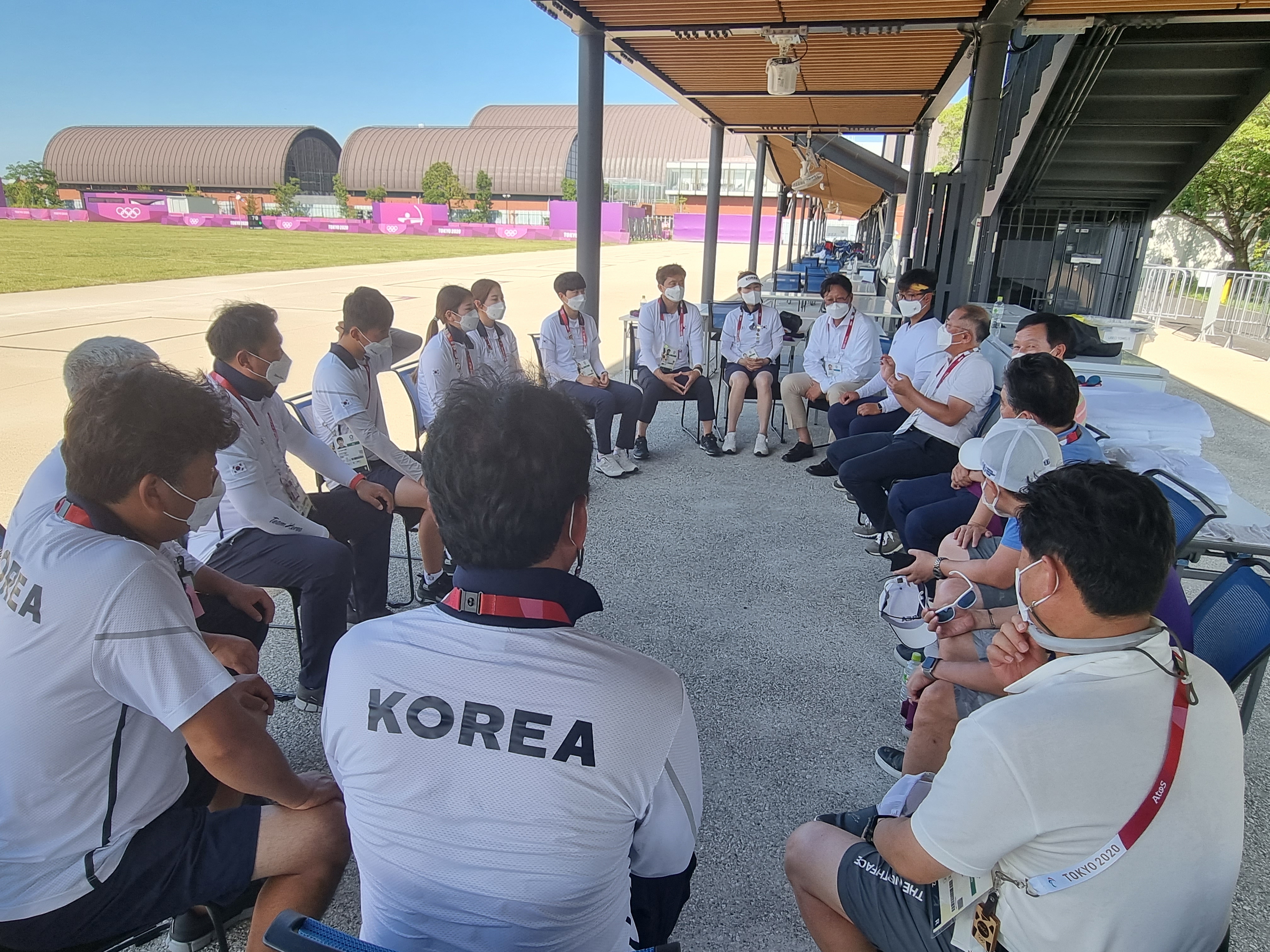 한국 양궁 대표팀 구성원 전원이 모여 허심탄회하게 도쿄 올림픽을 마친 소감을 나누고 있다.