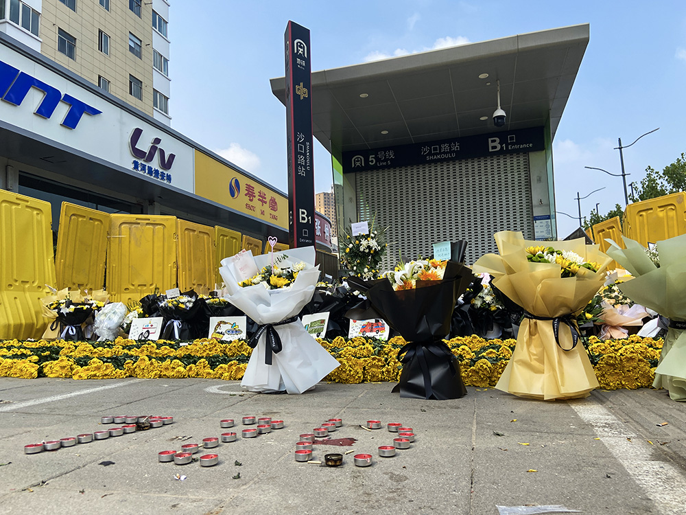 정저우시 지하철역에 놓은 꽃들, 바닥에는 720이 새겨져 있다. (출처: 바이두)