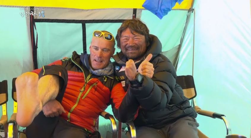 김홍빈 대장이 2019년 가셔브룸Ⅰ등반 당시 이탈리아 산악인 마르코와 함께한 모습. 마르코 역시 2008년 K2를 오르다 조난당해 발가락을 잃었다.