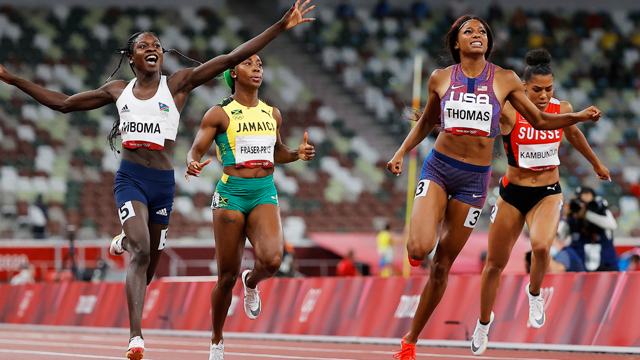 도쿄올림픽 육상 200m 결선에서 2위를 차지한 음보마(왼쪽)
