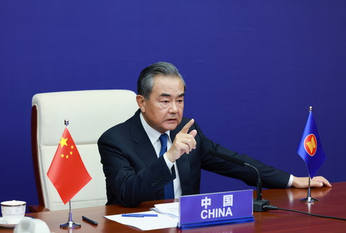 지난 4일 화상으로 열린 동아시아정상회의(EAS) 외교장관회의에서 왕이 중국 외교부장이 발언하고 있다. (출처: 중국 외교부 홈페이지)