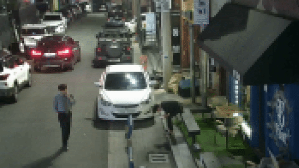 제주도 CCTV에 포착된 절도 장면. 취객(오른쪽)이 길가에 떨어뜨린 가방을 절도범이 주워가고 있다.(화면제공: 제주도)