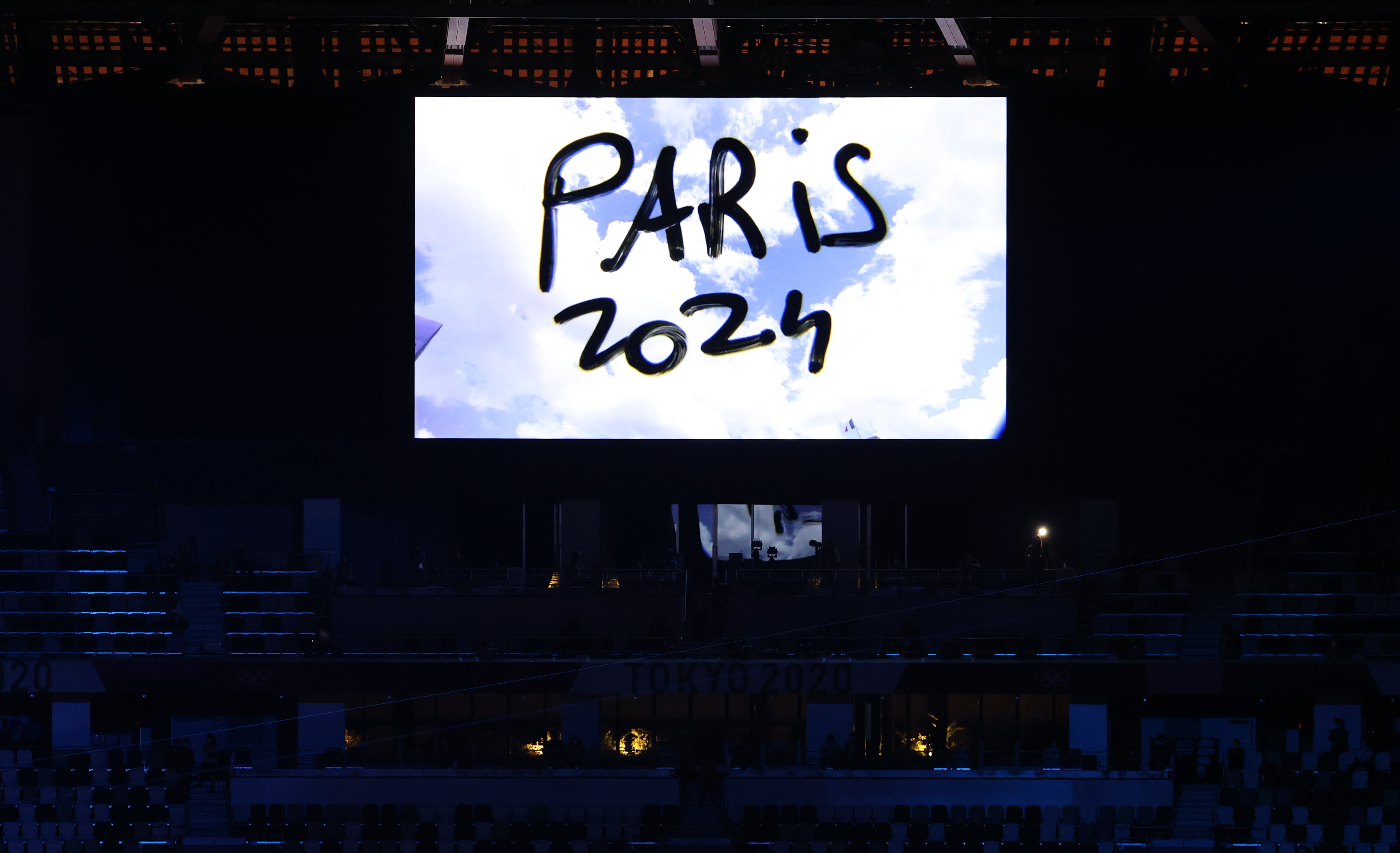  8일 열린 2020 도쿄올림픽 폐회식에서 2024 하계올림픽 개최지인 프랑스 파리의 홍보 영상이 상영되는 모습. [사진출처: 연합뉴스]
