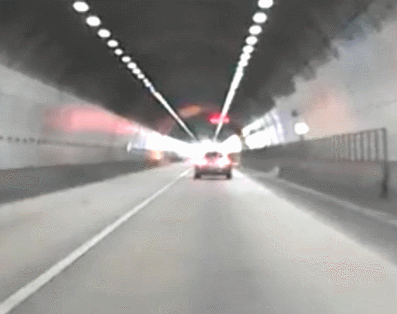 터널에서 비틀거리며 달리는 차량