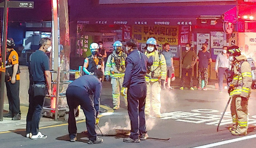 경찰과 소방, 한전은 변압기와 연결된 전선 일부가 불에 탄 것을 확인하고 복구 작업에 벌였다.