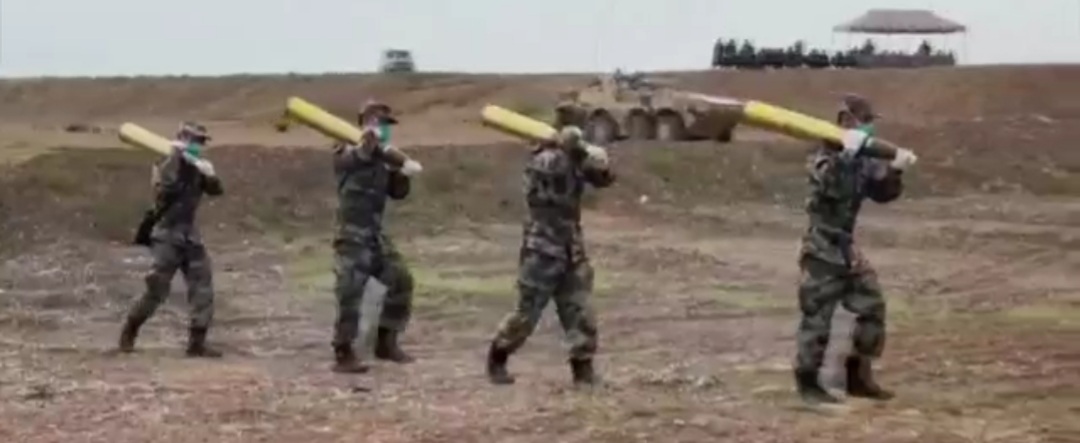 중러 합동군사훈련에 참가한 중국 군인들이 포탄을 나르고 있다. (CCTV 캡처)