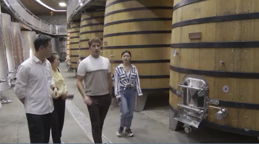 닝샤 위안스 와인 양조장의 와인 저장 시설을 다른 양조장 관계자들이 견학하고 있다.