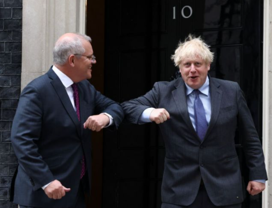 보리스 존슨 영국 총리(오른쪽)와 스콧 모리슨 호주 총리가 6월 영국 런던에서 만나 영국-호주 FTA 체결을 발표했다. 존슨 총리는 이 자리에서 호주에 대한 중국의 태도를 지적하기도 했다. (사진=연합뉴스)