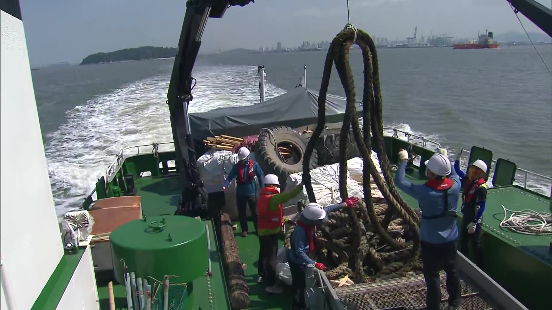 ‘씨클린호’ 부유 해양쓰레기 수거 작업. 수거된 200m 길이의 대형 밧줄과 폐타이어 등이 보인다.