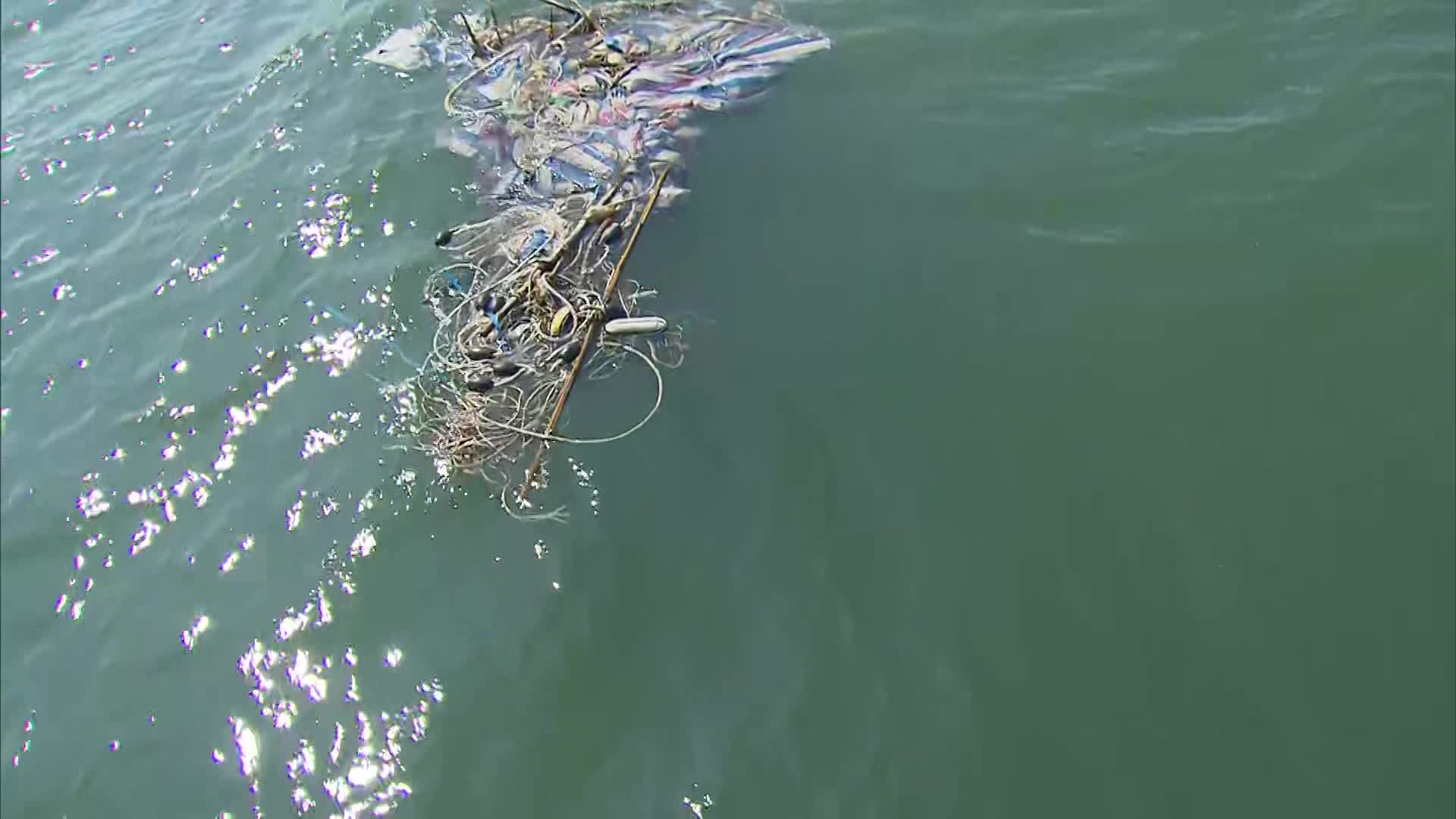 폐어구와 천막, 나무 등이 엉켜 있는 해양쓰레기