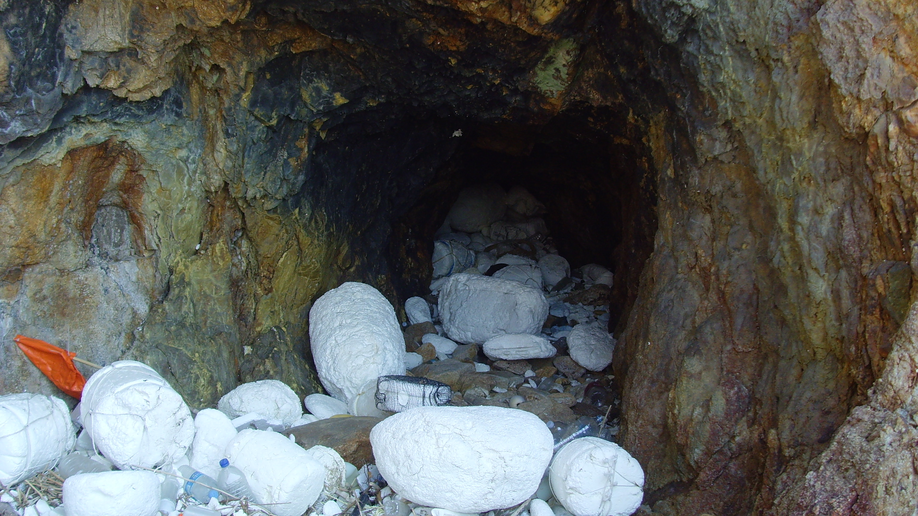 인천 무인도 상공경도. 해변 동굴에도 스티로폼 쓰레기가 가득 쌓여있다.