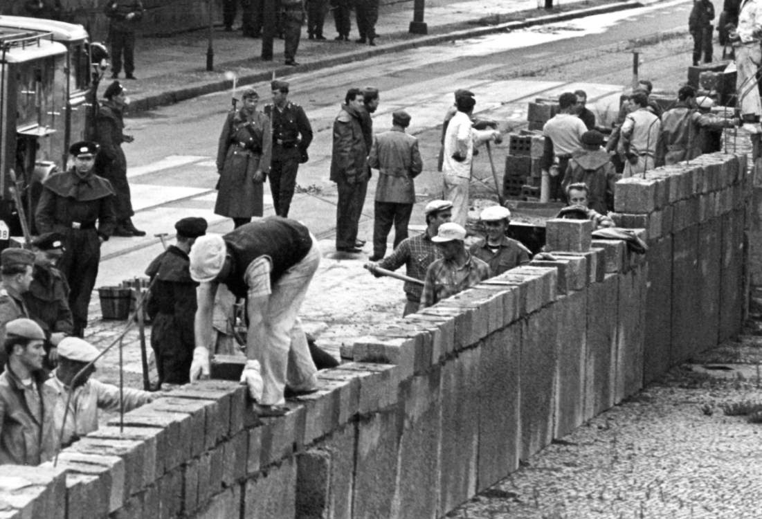 1961년 8월 동독 측이 베를린 장벽을 건설하는 모습. 처음에는 콘크리트 벽돌로 세워졌다.