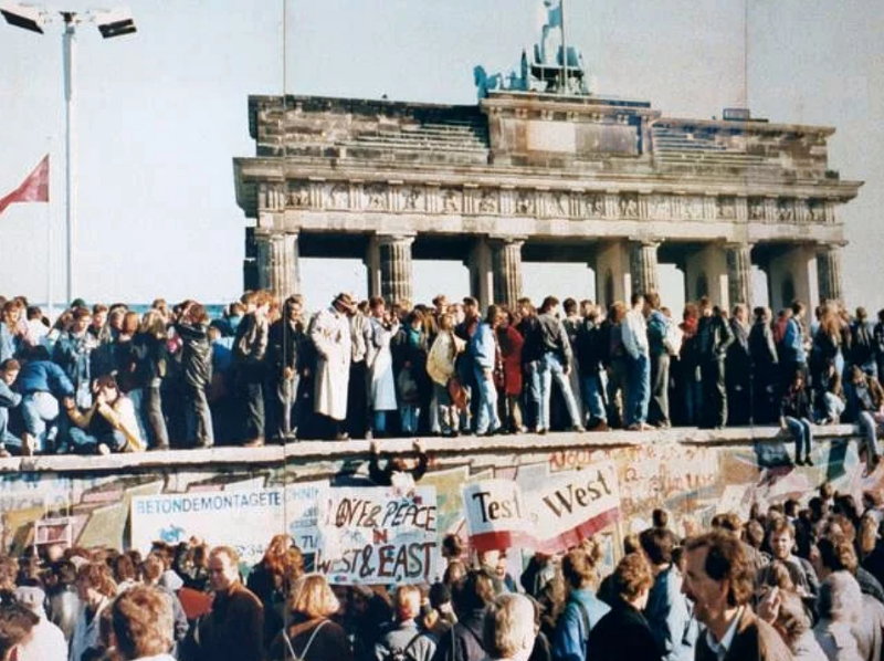 베를린 장벽이 무너지던 날. 베를린의 랜드마크인 브란덴부르크문 앞의 장벽에 오른 베를린 시민들
