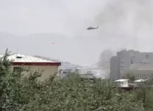 미국 헬기가 주 아프간 미국 대사관 직원들을 대피시키기 위해 상공을 날고 있다. (출처:AP)