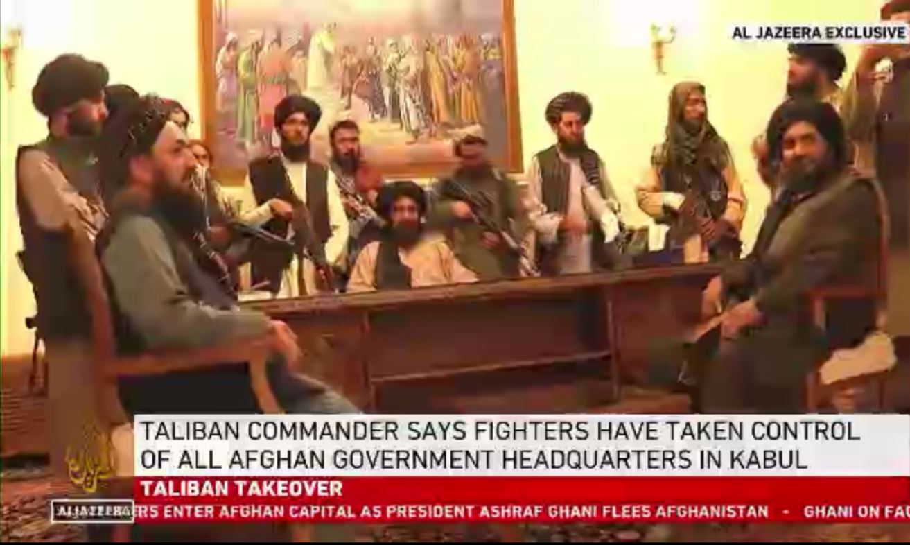 아프간 수도 카불의 대통령궁을 장악한 탈레반 (출처:알자지라 방송, AP)