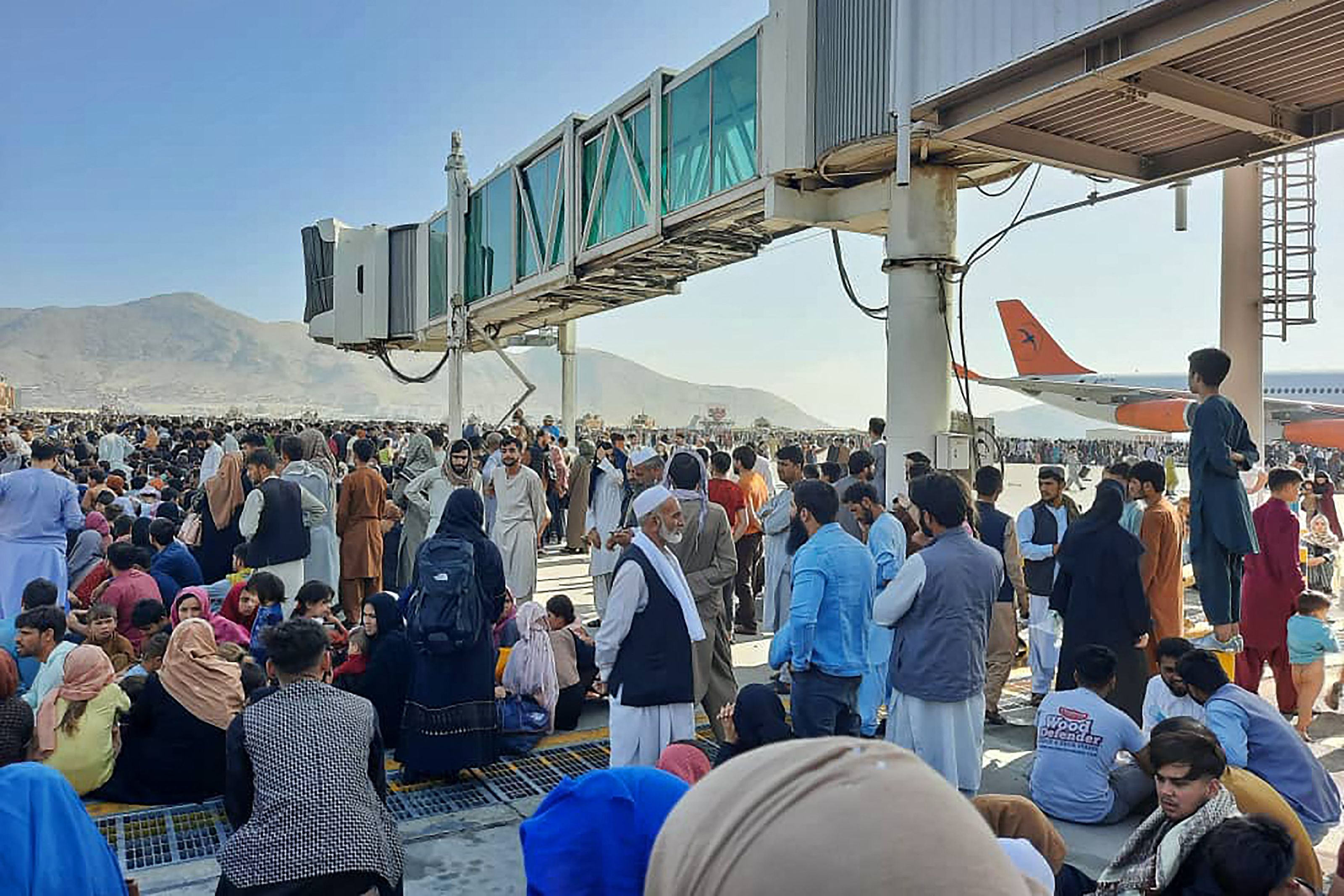 아프가니스탄 탈출을 위해 카불 하미드 카르자이 국제공항에 몰린 인파