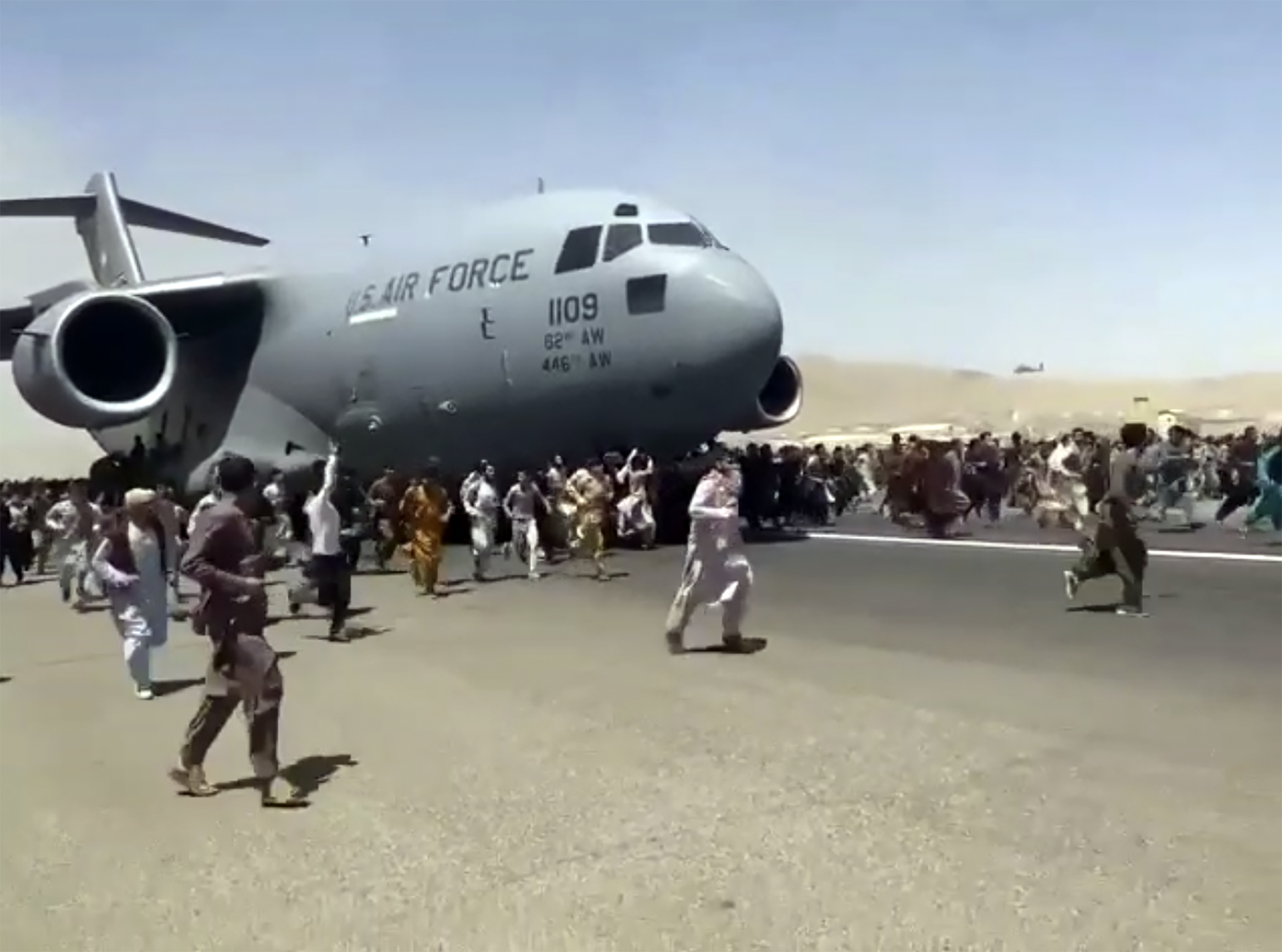 현지시간 지난 16일 아프가니스탄 수도 카불의 하미드 카르자이 국제공항에서 미군 C-17 수송기가 이륙을 위해 활주로를 따라 이동하자 탑승하지 못한 아프간 시민 수백 명이 수송기를 따라 내달리고 있다. [사진=AP 연합뉴스]
