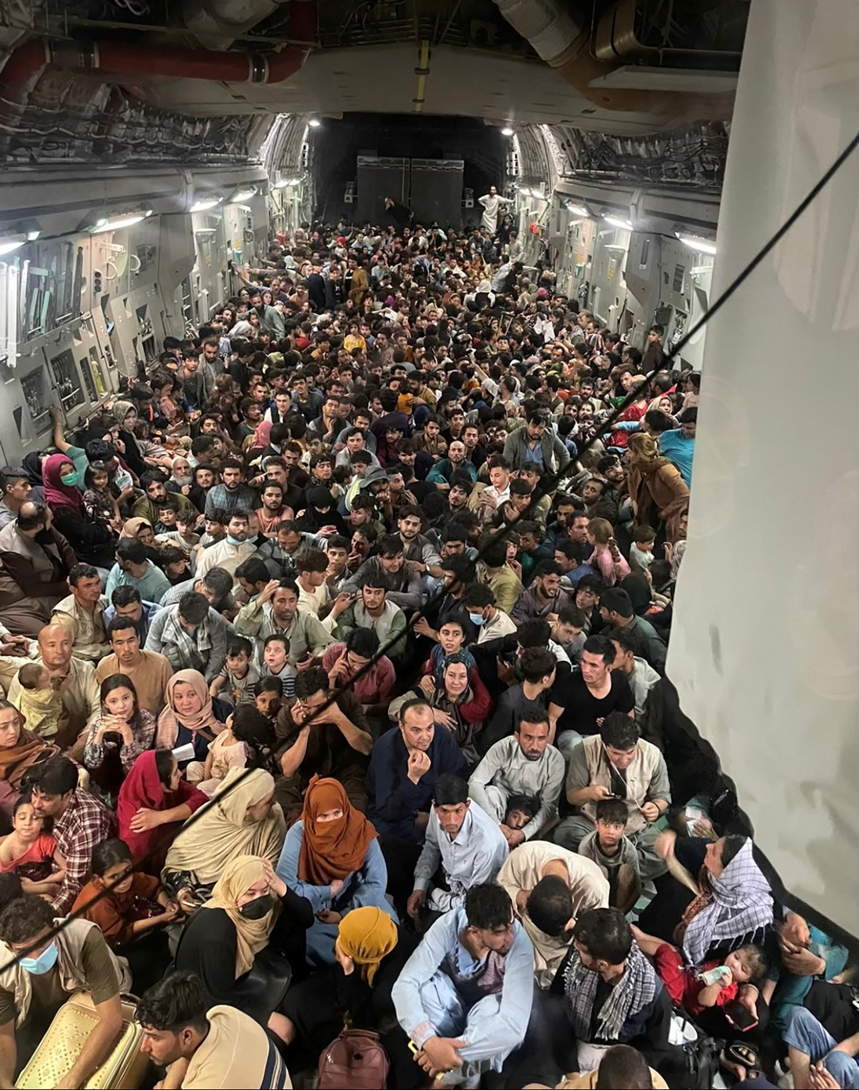 지난 15일 아프가니스탄 수도 카불에서 미군 C-17 수송기가 국외로 탈출하는 주민들을 가득 태운 채 카타르로 향하고 있다. [사진=로이터 연합뉴스]