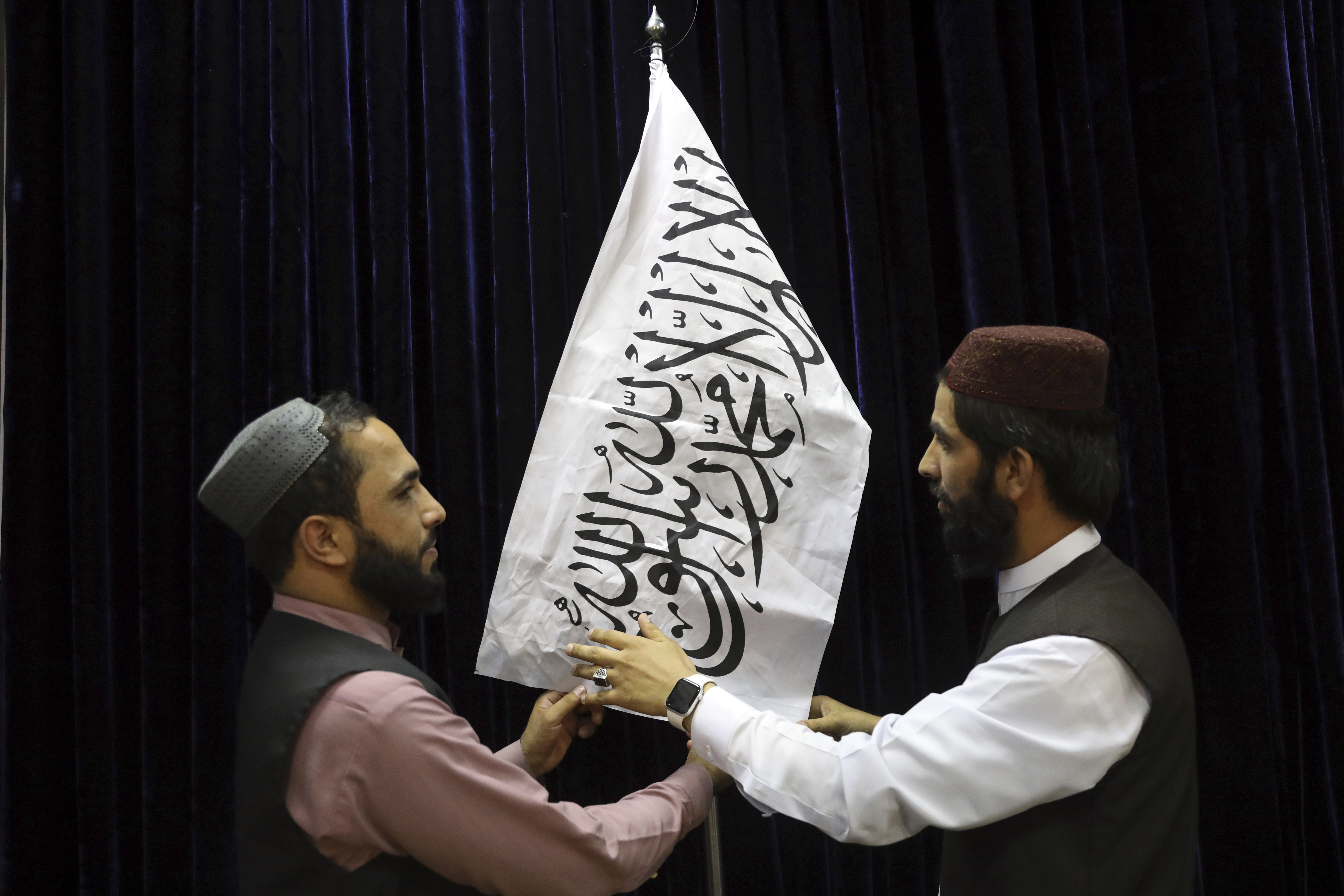 지난 17일 아프가니스탄 수도 카불에 마련된 이슬람 무장조직 탈레반의 기자회견장에 탈레반기가 설치되고 있다. [사진=AP 연합뉴스]