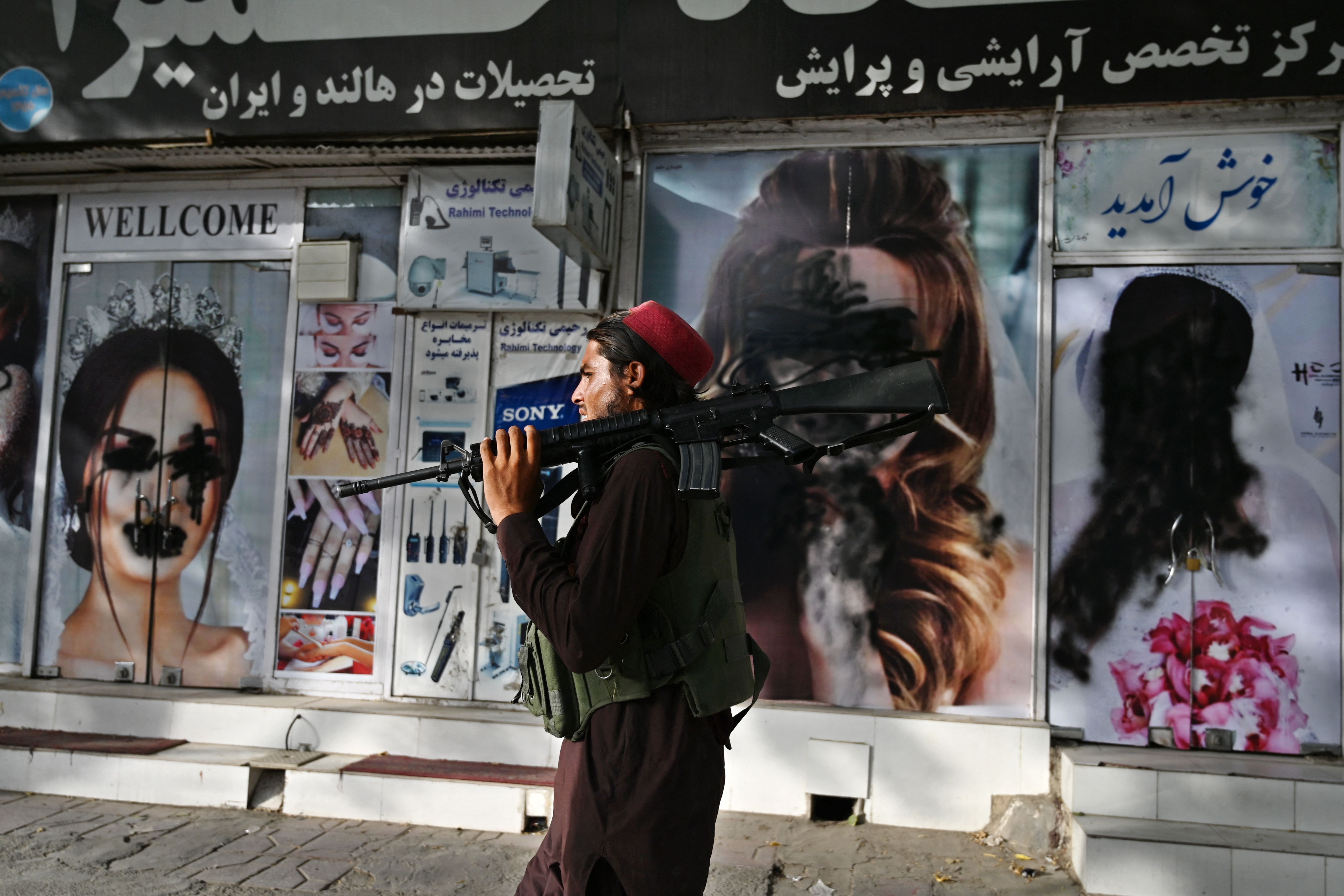 여성의 사진이 훼손된 카불의 한 미용실