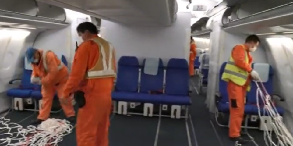 조업사들이 화물기로 전환된 여객기에 물건을 싣고자 작업하는 모습. (이 기사와는 무관함) (출처:  상하이TV)