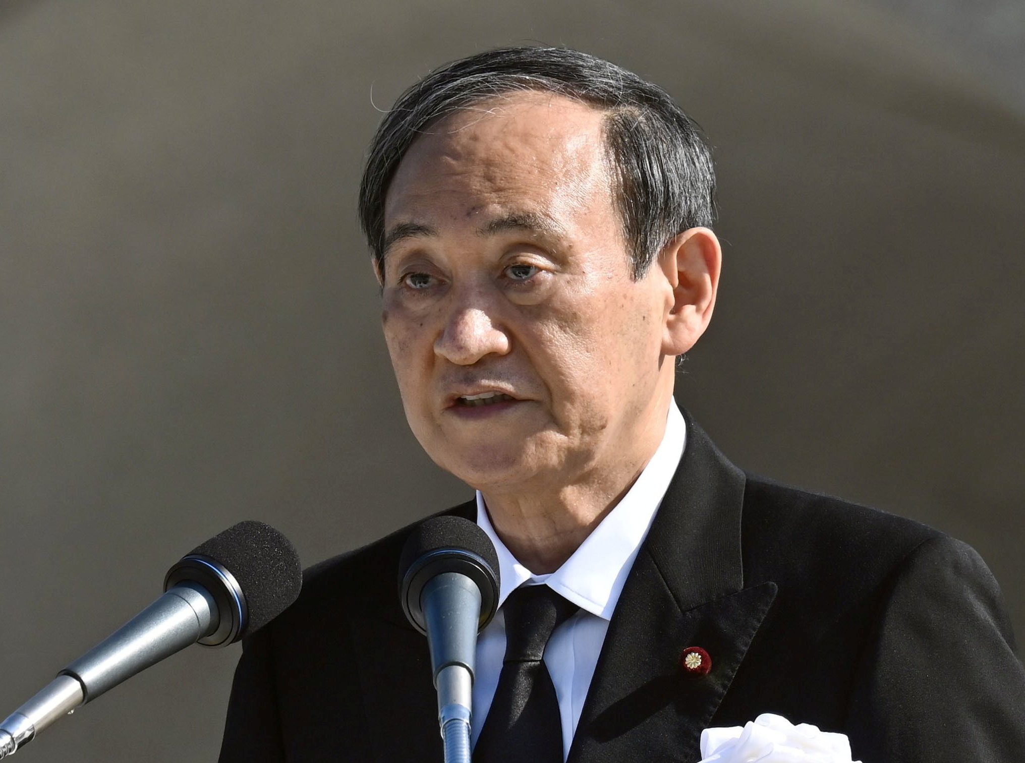 스가 요시히데 일본 총리가 6일 히로시마 평화기념공원에서 열린 원폭 희생자 위령 행사에서 연설하는 모습. 연설문 일부 내용을 빼먹고 엉터리로 읽은 것에 대해 나중에 사과했다.    히로시마 로이터/교도=연합뉴스