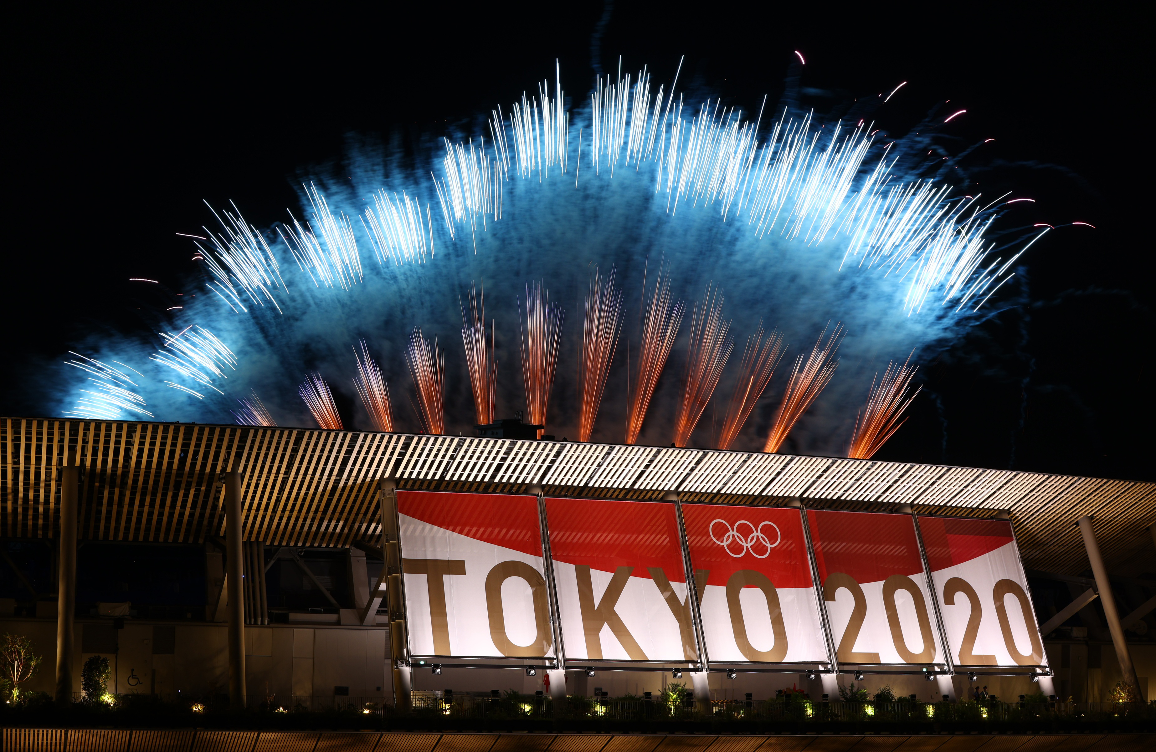 지난 8일 도쿄올림픽 폐회식이 열리는 주경기장 상공을 축하 불꽃이 환하게 수놓고 있다.  도쿄 로이터 = 연합뉴스