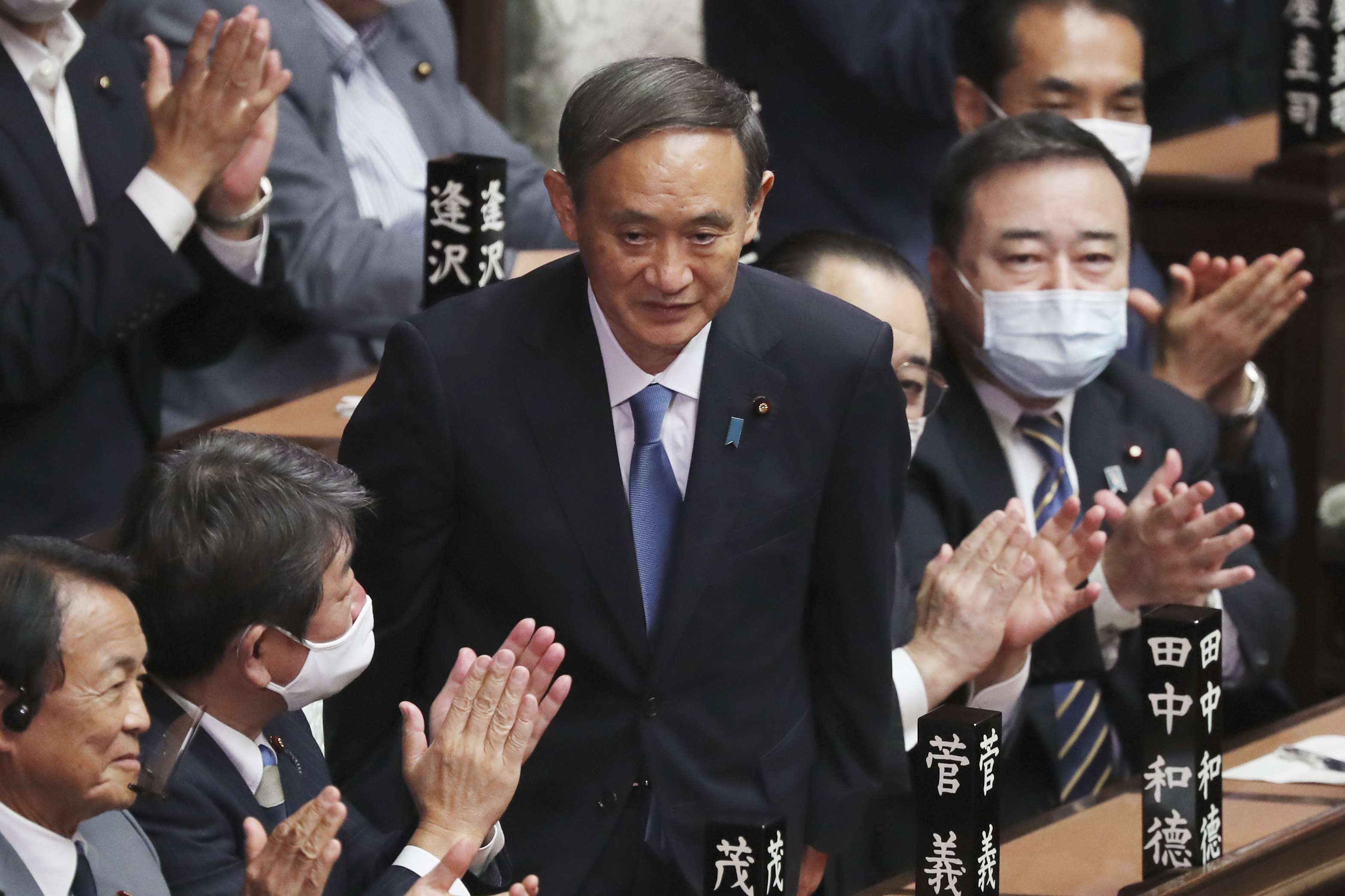2020년 9월 16일 일본 중의원에서 선출된 스가 요시히데 신임 총리가 의원들의 박수에 고개를 숙이고 있다.  도쿄 AP = 연합뉴스