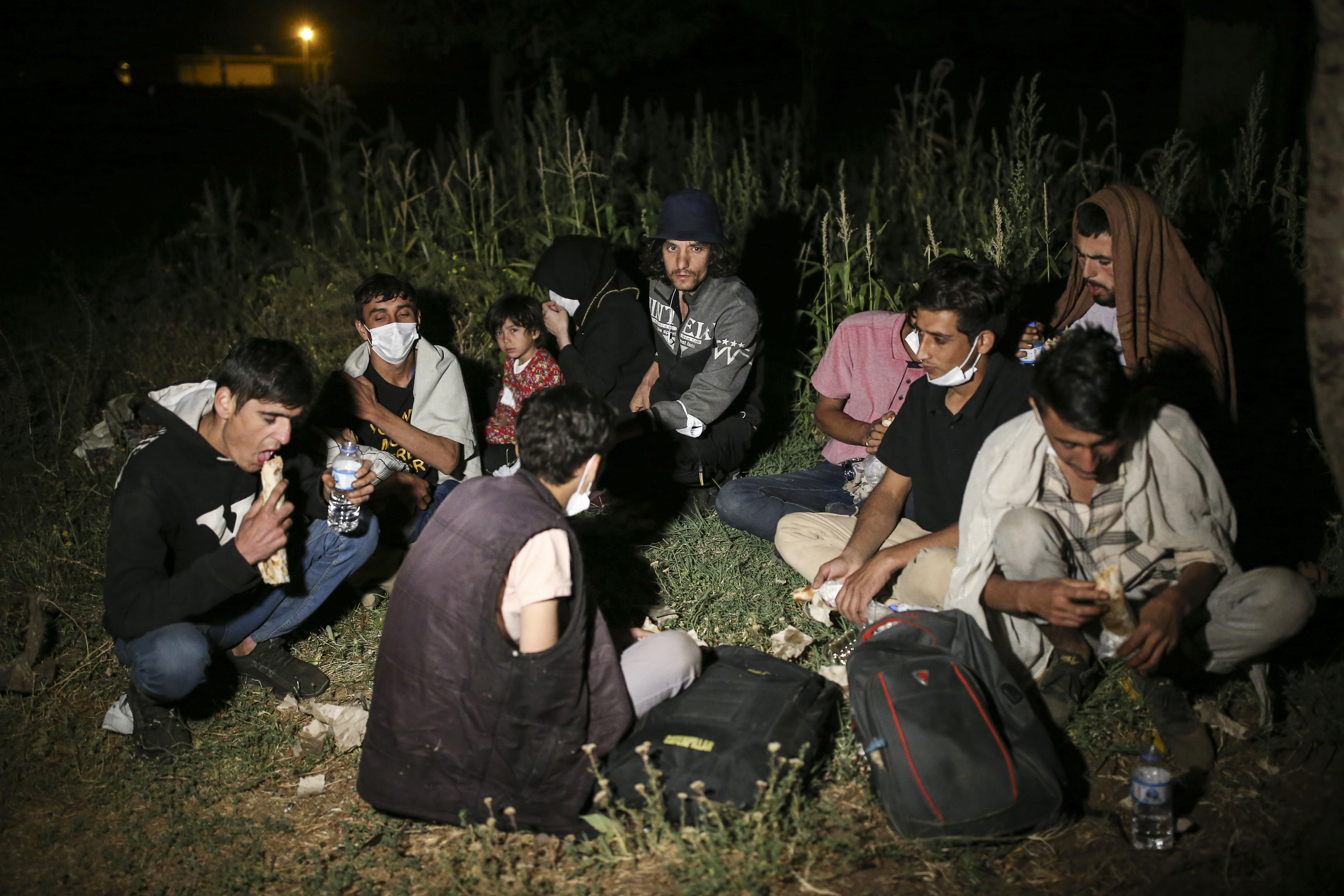 터키에 도착해 휴식하고 있는 아프가니스탄 난민들