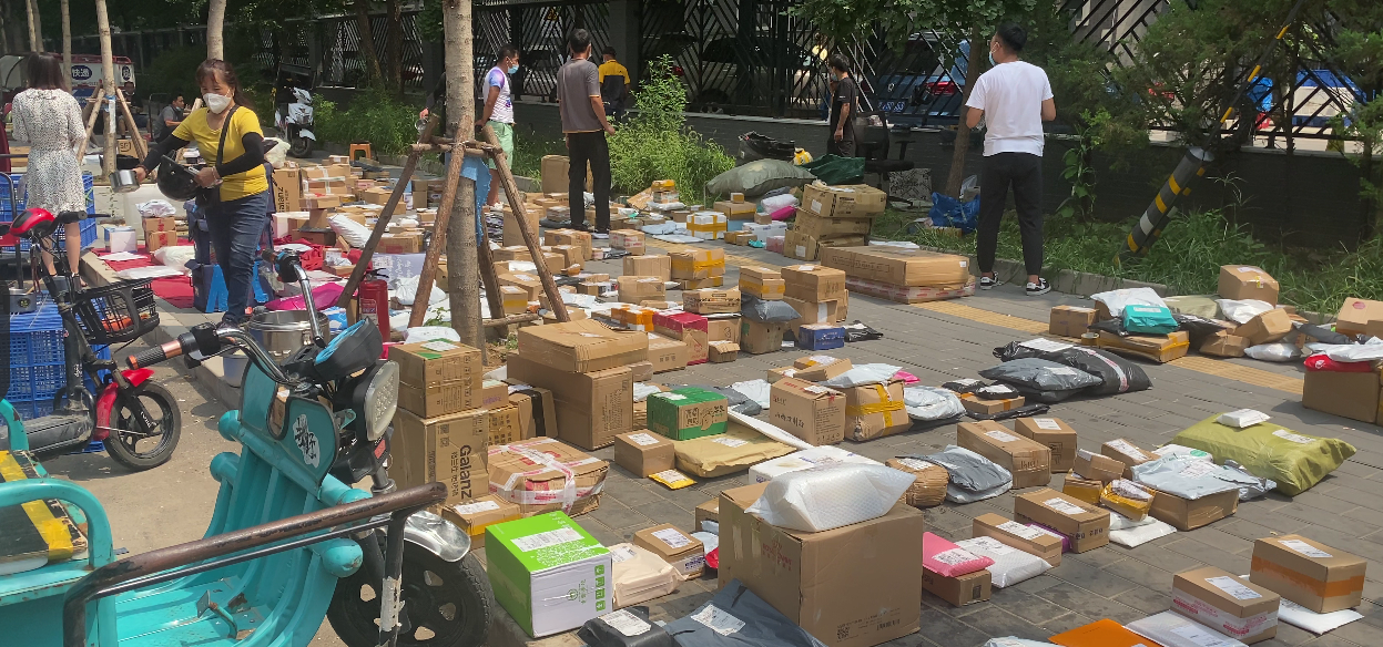 아파트 봉쇄 조이 이후 쌓여있는 택배들 ( 출처 : 바이두)