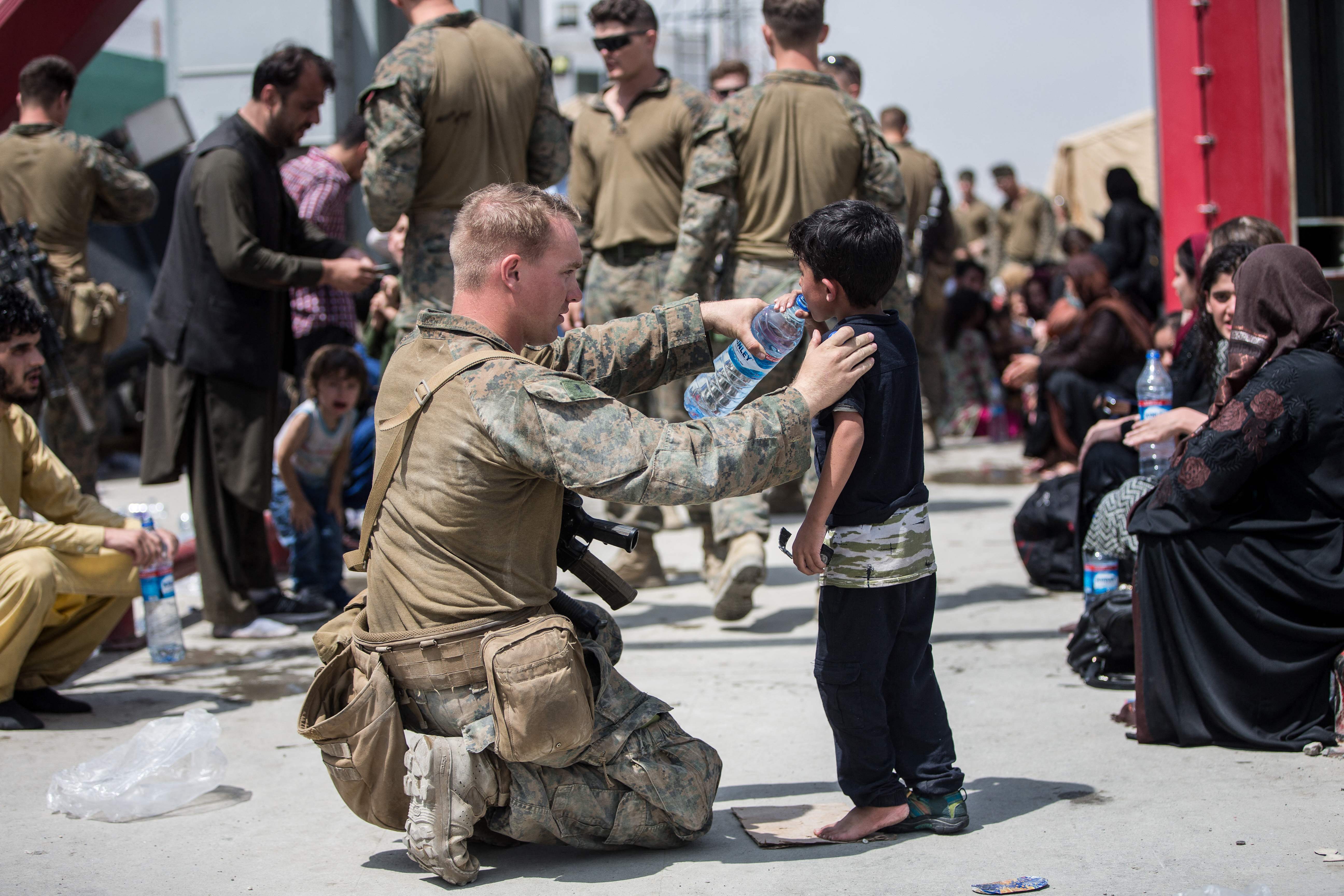 외국 군인에게 물 얻어마시는 아프간 아이