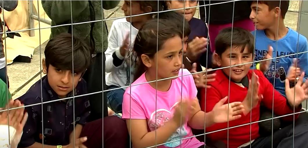 아프간에서 미군에 의해 구조된 어린이들이 독일 기지에서 모여 군인들의 연주를 들으며 쉬고 있다(8.24. 로이터)