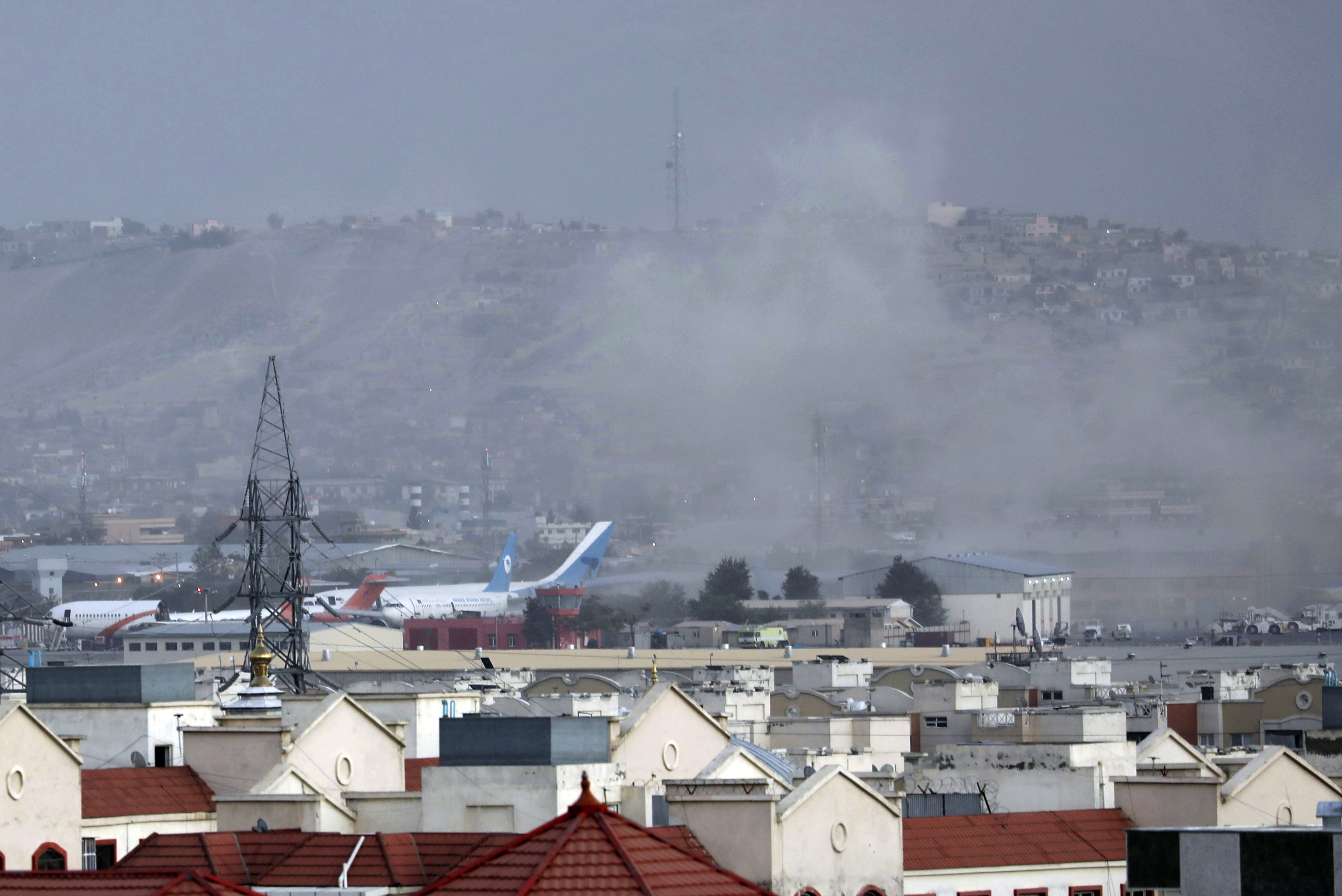 테러가 발생한 카불 공항 인근에 피어오르는 연기