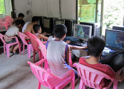 청소년들이 모여서 온라인 게임을 하고 있다. (출처: 바이두)