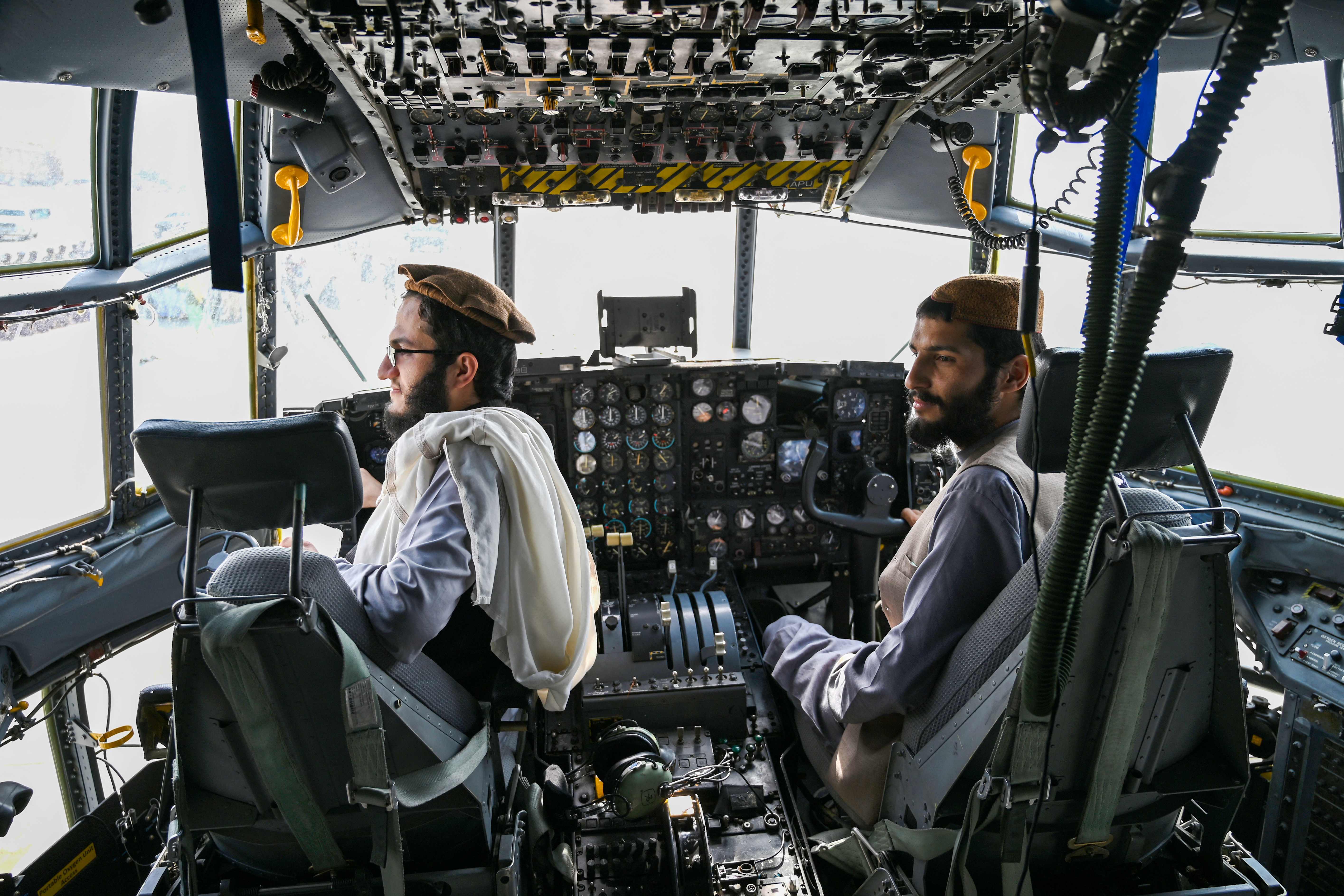 (카불 AFP=연합뉴스) 아프가니스탄 이슬람 무장 조직 탈레반의 대원들이 31일(현지시간) 수도 카불의 하미드 카르자이 국제공항에 주기된 자국군 항공기의 조종석에 앉아 있다. 전날 미군이 아프간에서 철수를 완료한 이후 탈레반은 이 공항을 완전히 장악했다.