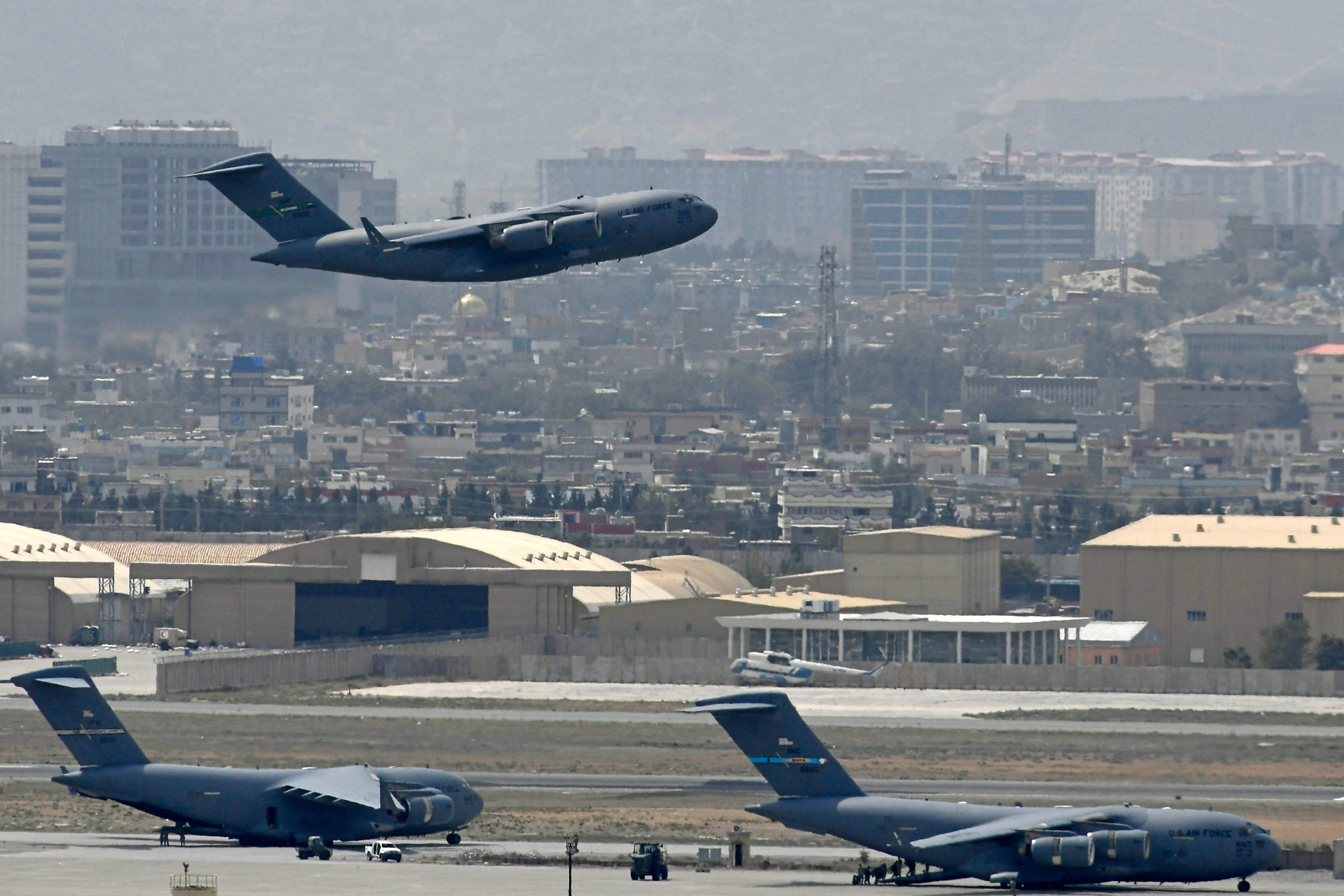 (카불 AFP=연합뉴스) 미국 공군 항공기가 아프가니스탄 철군 시한을 하루 앞둔 30일(현지시간) 수도 카불 국제공항에서 이륙하고 있다.