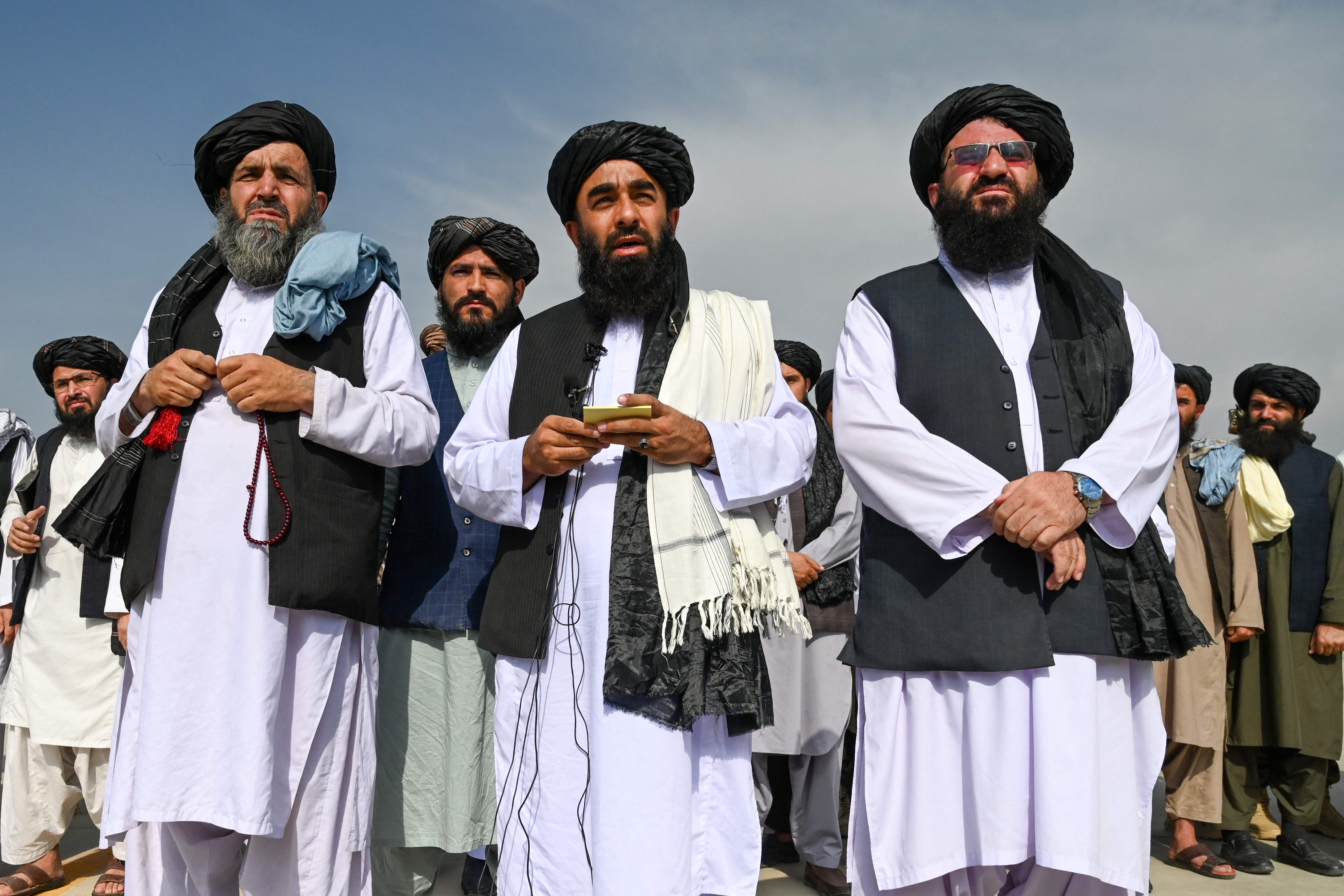 (카불 AFP=연합뉴스) 31일(현지시간) 아프가니스탄 수도 카불 하미드 카르자이 공항에서 이슬람 무장 조직 탈레반의 자비훌라 무자히드 대변인(가운데)이 기자회견에서 “미국과 좋은 관계를 원한다”고 밝혔다.