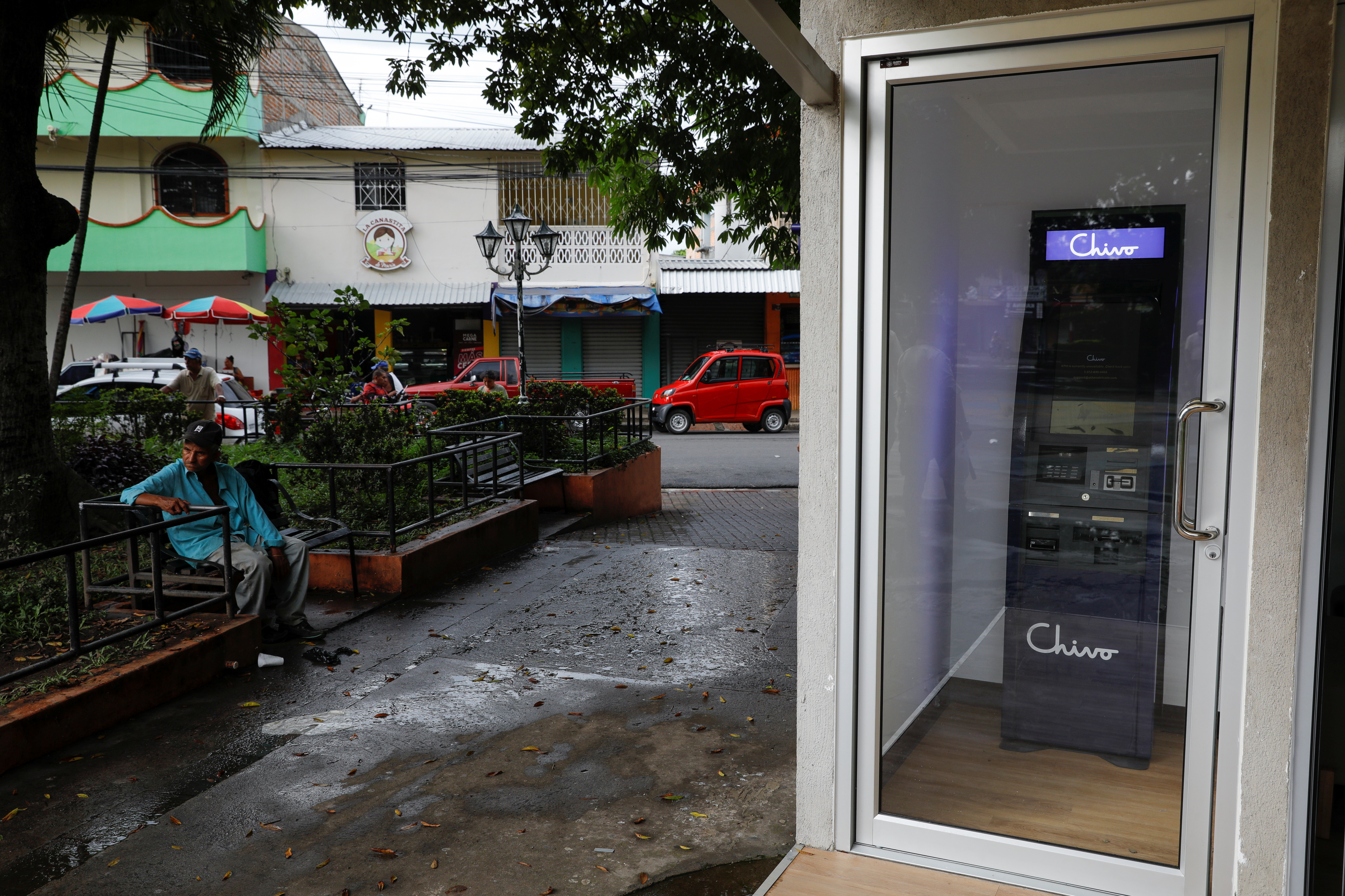 엘살바도르에 설치된 비트코인 자동입출금기(ATM)