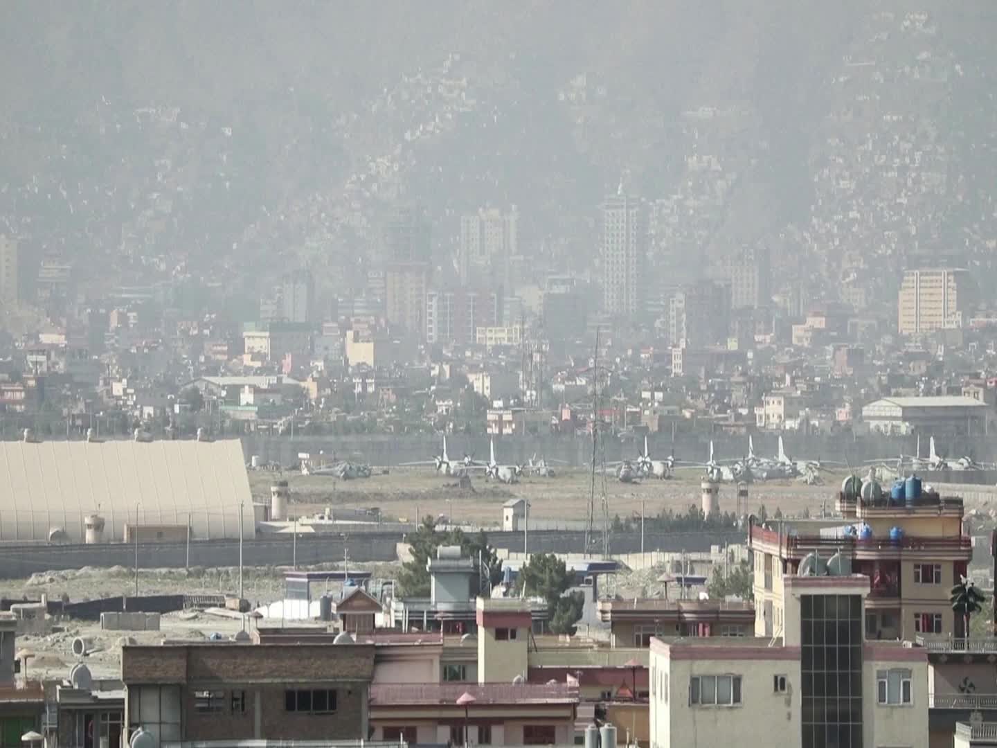 현지시간 9월 2일 아프가니스탄 카불 하미드 카르자이 국제공항 근처 풍경. 로이터 영상 캡처